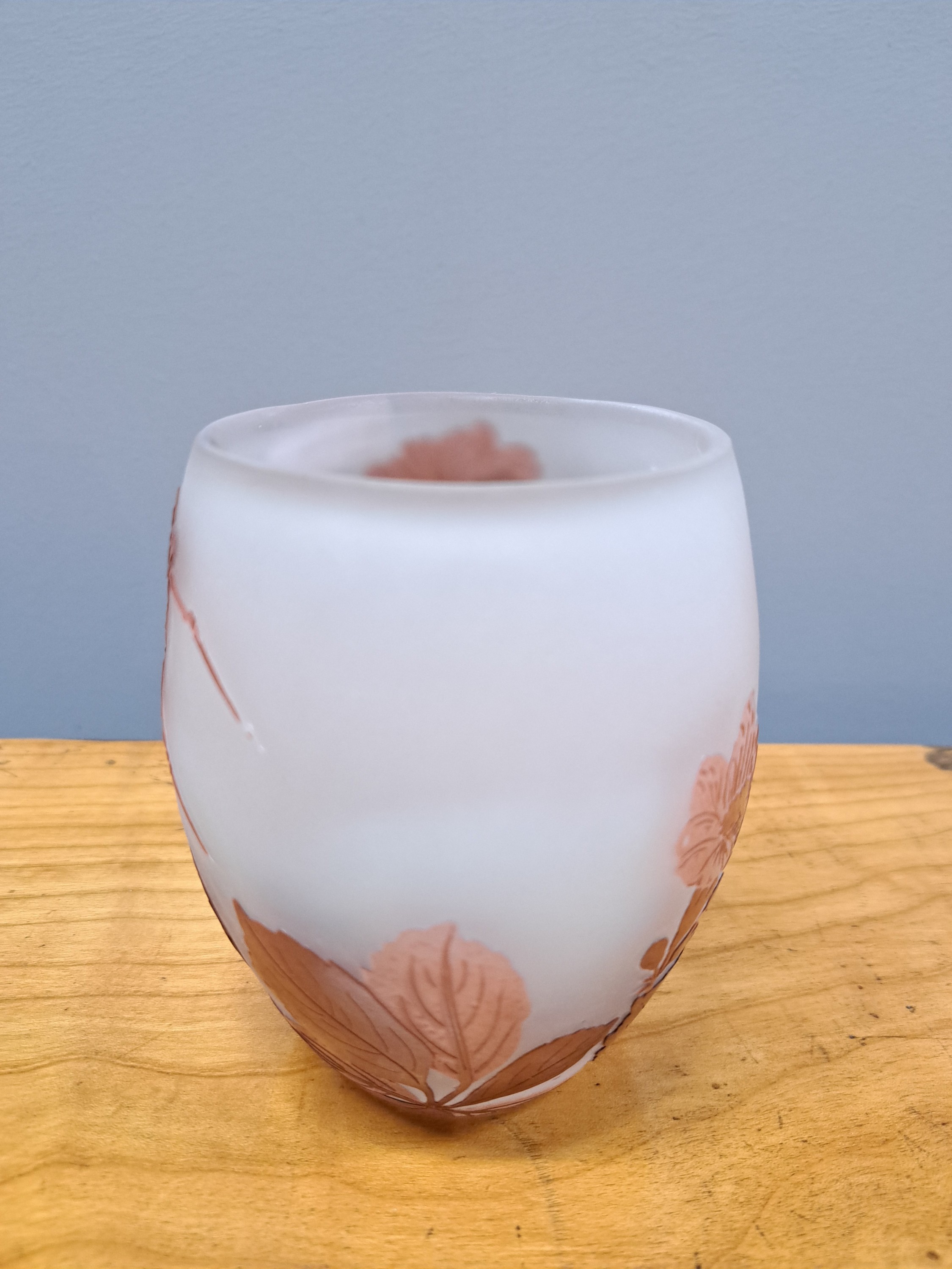 Detail b: Vase, Gallé, um 1900, farbloses Glas, mit Überfang, floraler Dekor, geschnitten und geschliffen, H. 11 cm, sign.