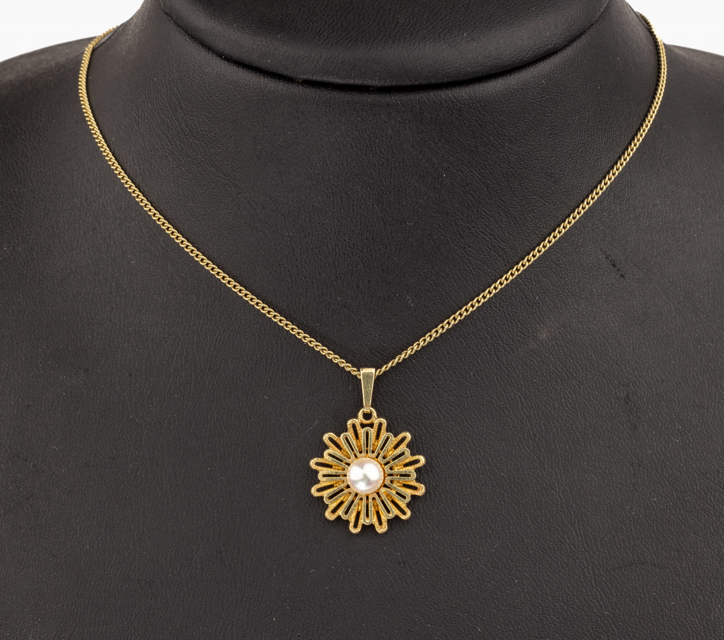 14 kt Gold Perl-Anhänger, GG 585/000, blütenförmig, weiße Zuchtperle, an Kette, L. ca. 50 cm, Federringschließe, ca. 6.2 g
