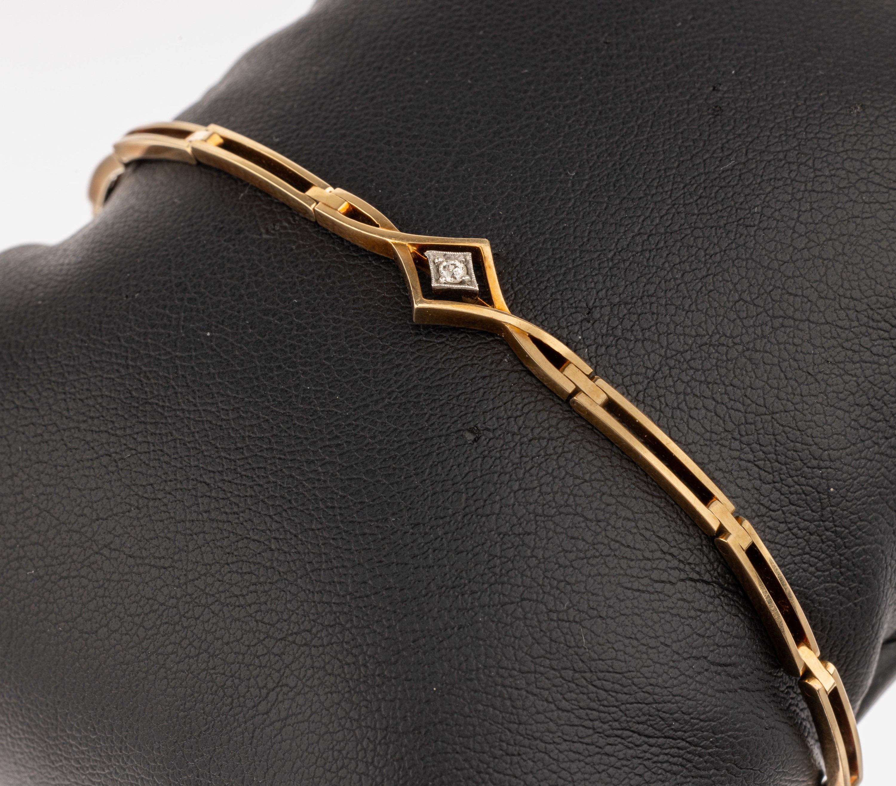 14 kt Gold Armband, GG 585/000, um 1920, kl. Diamant in Silber gefasst, L. ca. 17 cm, Kastenschloss mit Sicherheitsacht, ca. 7.1 g