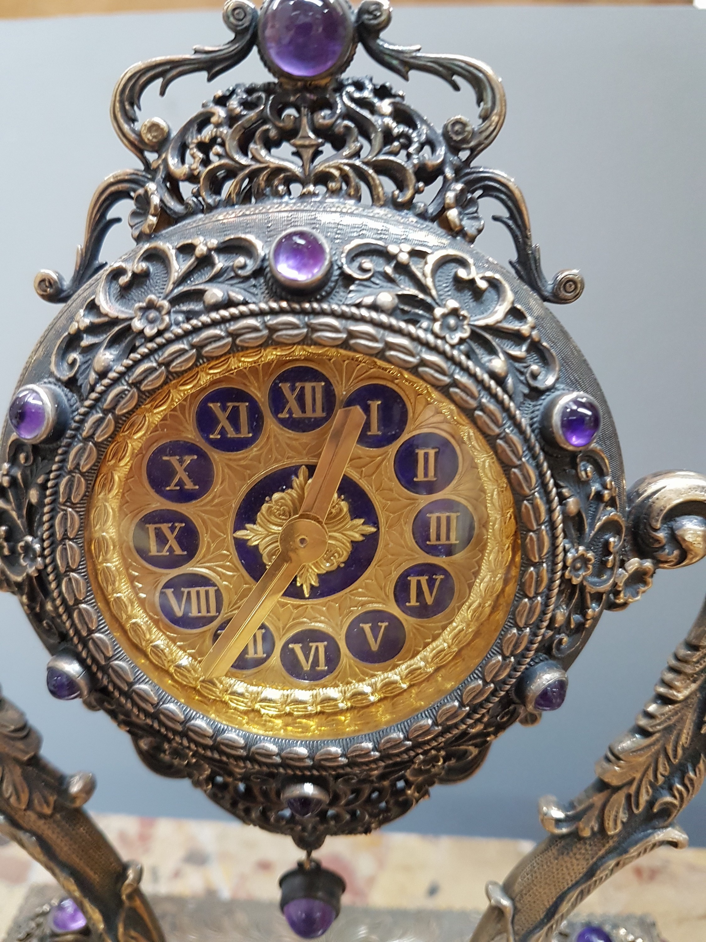 Detail b: Tischuhr, USA, um 1960/70, nach antikem Vorbild, 925 Sterling Silbergehäuse, bez. Sander, Sockel umlaufend mit Perlleistendekor, profiliert, ...
