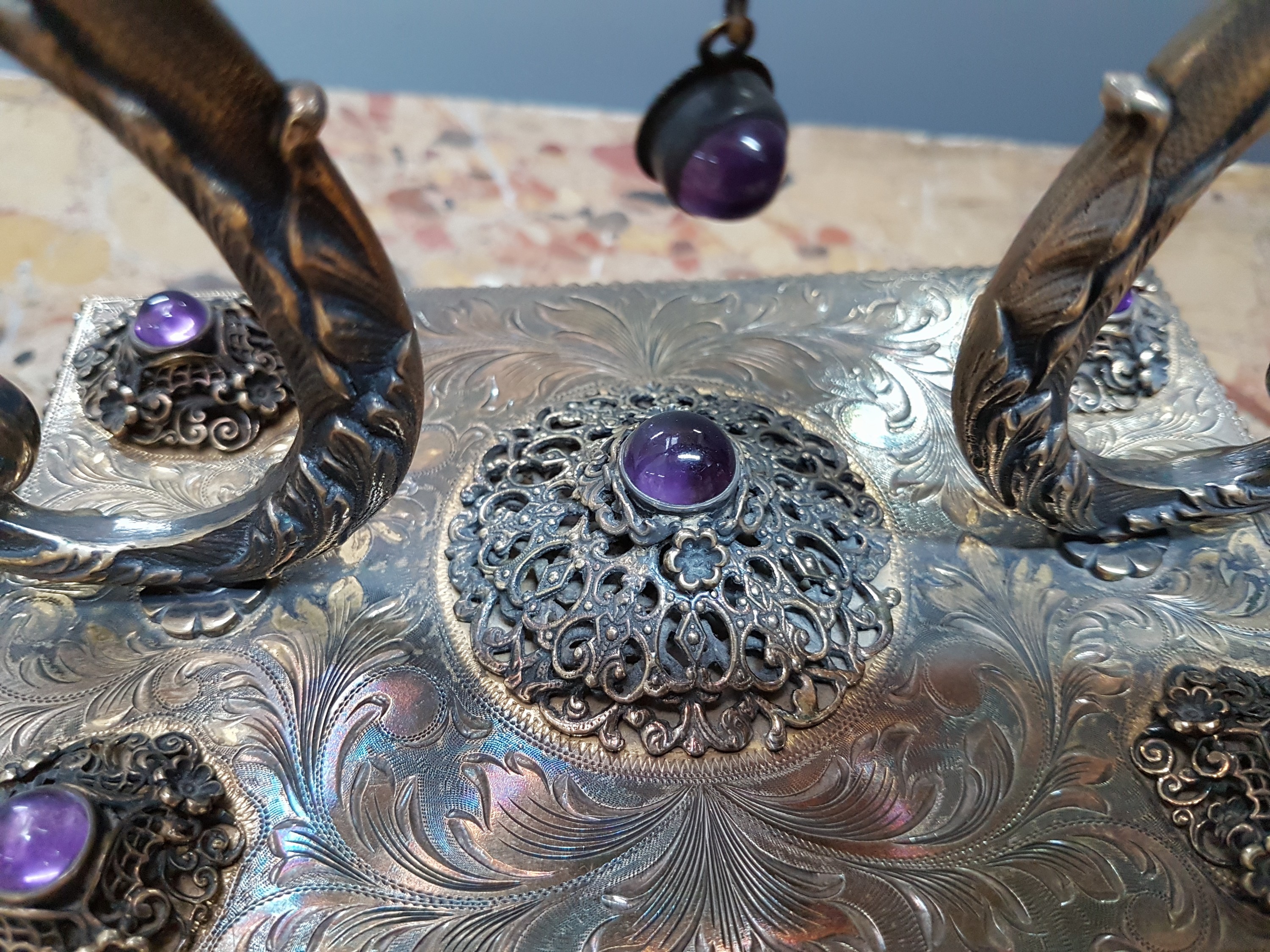 Detail f: Tischuhr, USA, um 1960/70, nach antikem Vorbild, 925 Sterling Silbergehäuse, bez. Sander, Sockel umlaufend mit Perlleistendekor, profiliert, ...