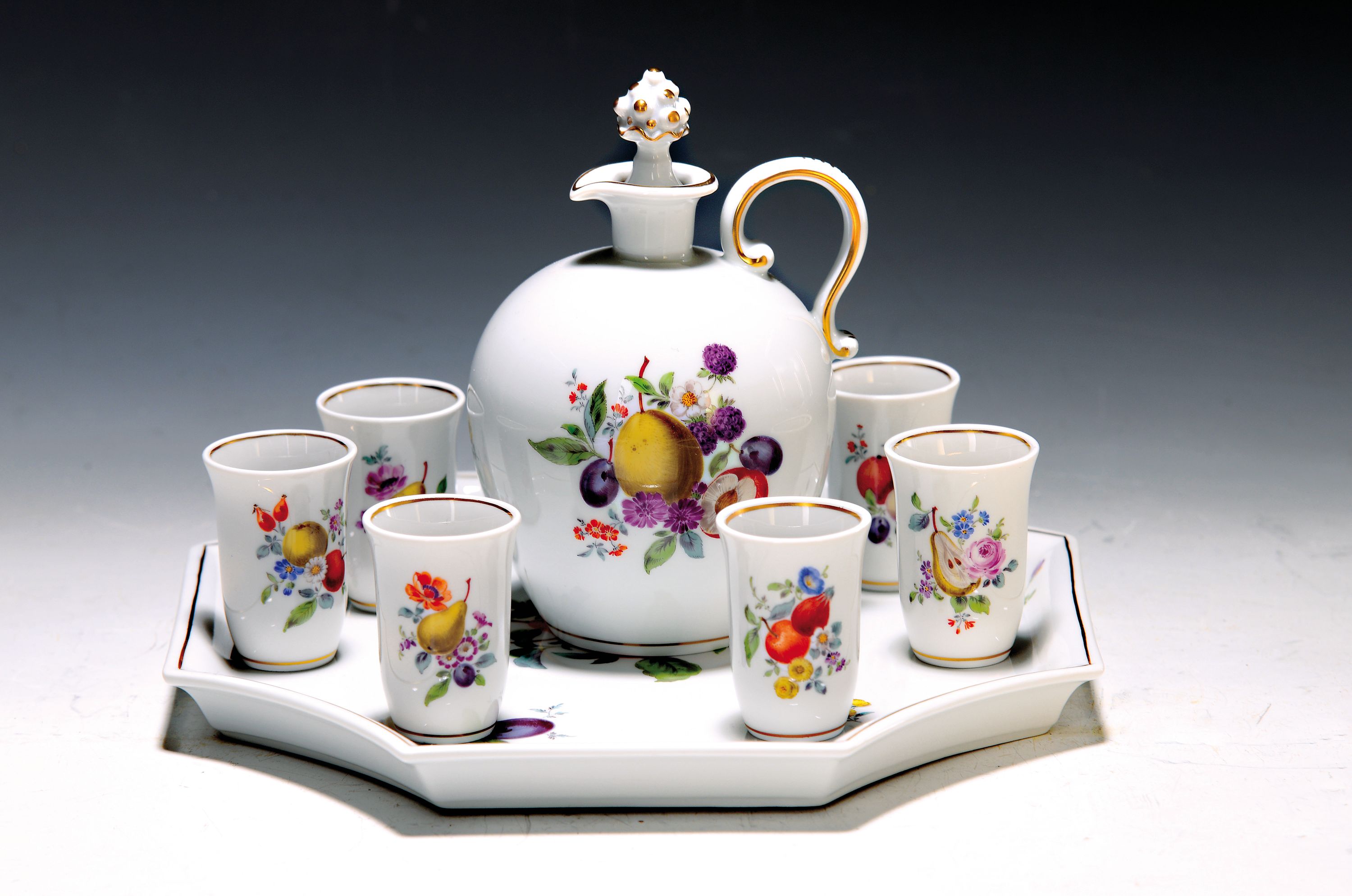 Likörservice, Meissen, 60er Jahre, mit Blumenmalerei, Flasche, sechs Becher und ein Tablett