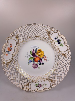 26755230c - Pair of dessert plates/wall plates, Meissen, 20th century, flag with breakthrough work, ...