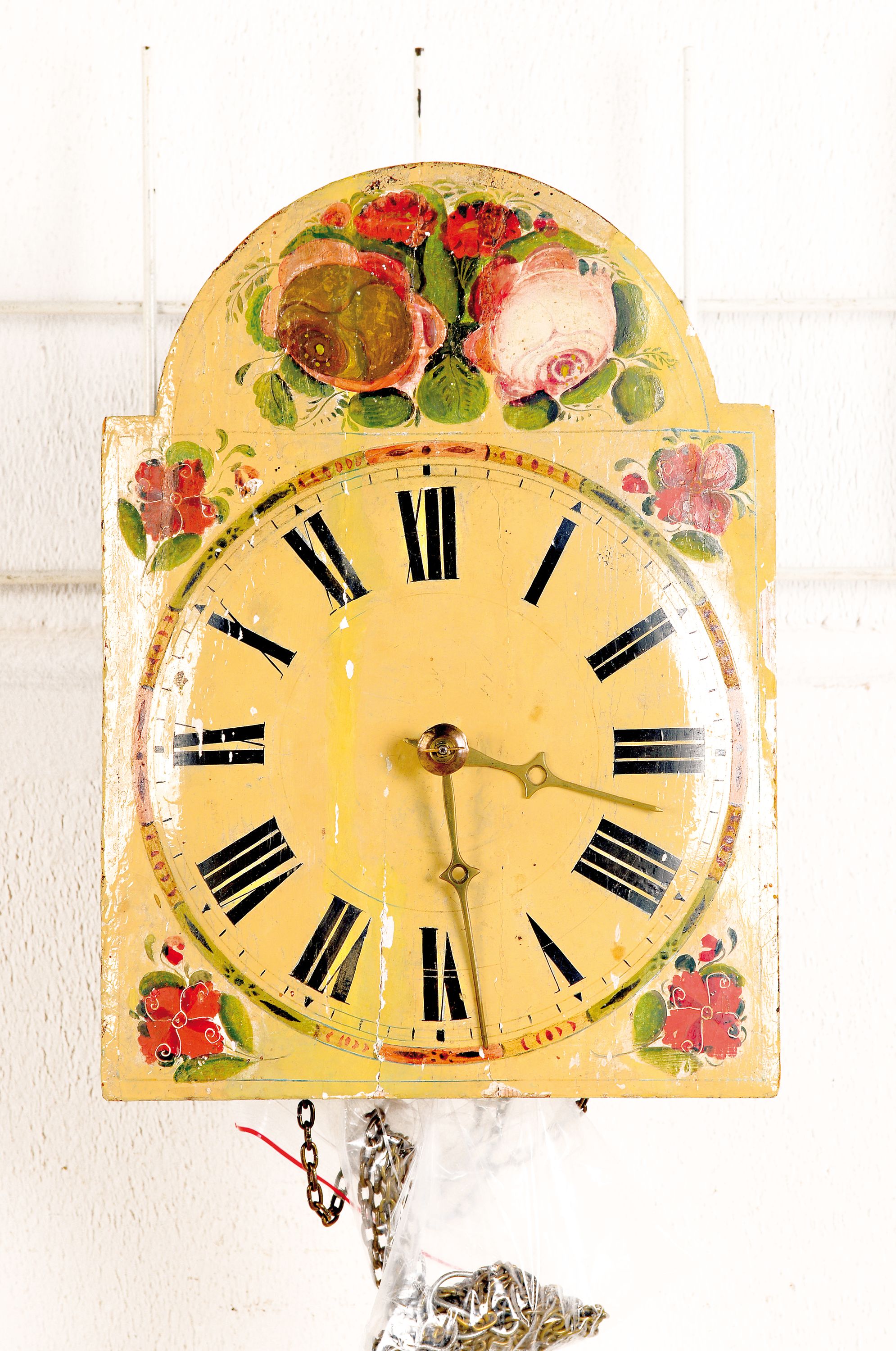 Bogenschilduhr mit Viertelstundenschlag und 3 Werke, signiert Fidel Imberg, Falkau / Titisee, 1865, floral bemaltes Bogenzifferblatt mit erhabenem ...