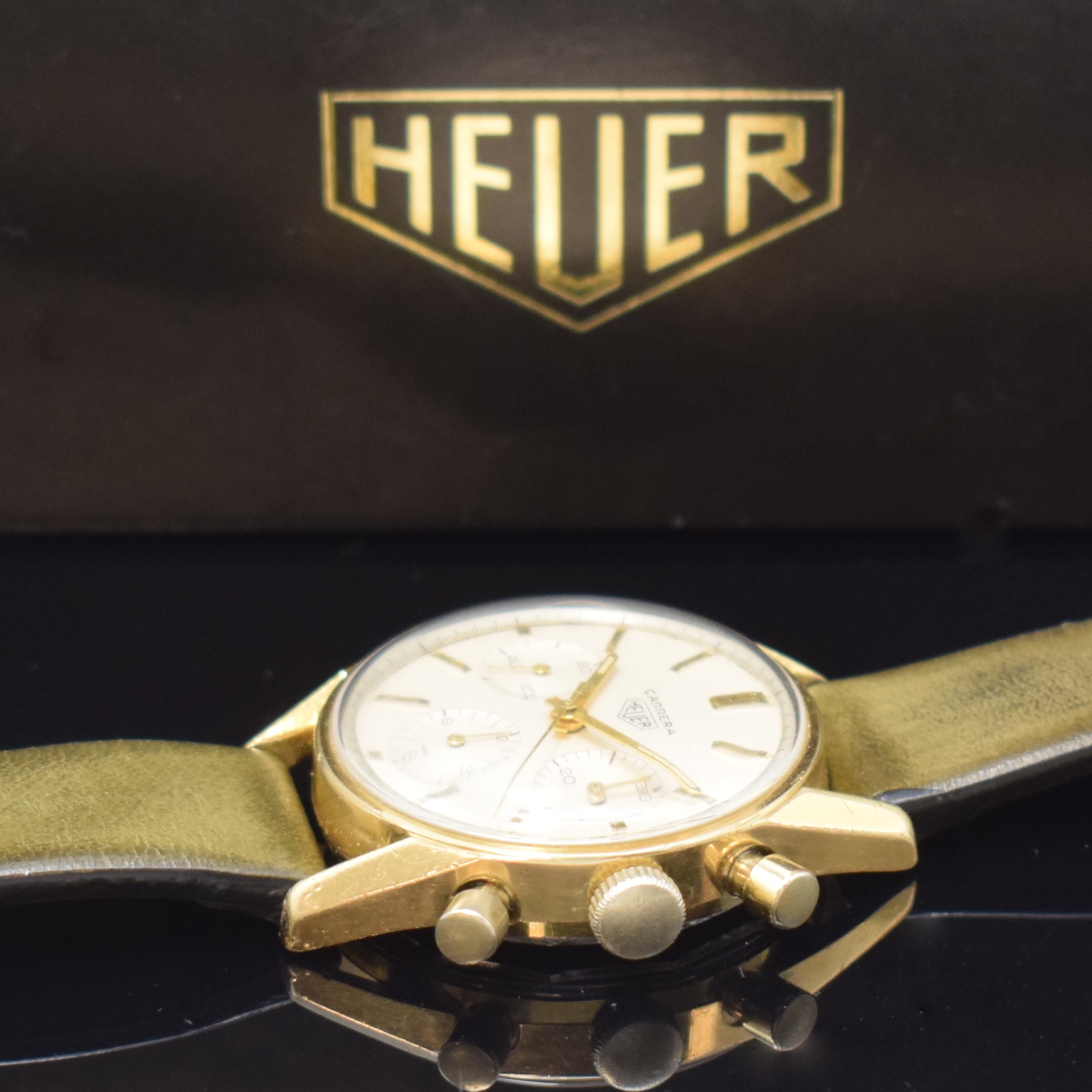 Detail b: HEUER Carrera Herrenarmbanduhr mit Schaltradchronograph Kaliber Valjoux 72, Schweiz um 1950, Handaufzug, verg. Geh., Stahlboden verschr., silb. ...