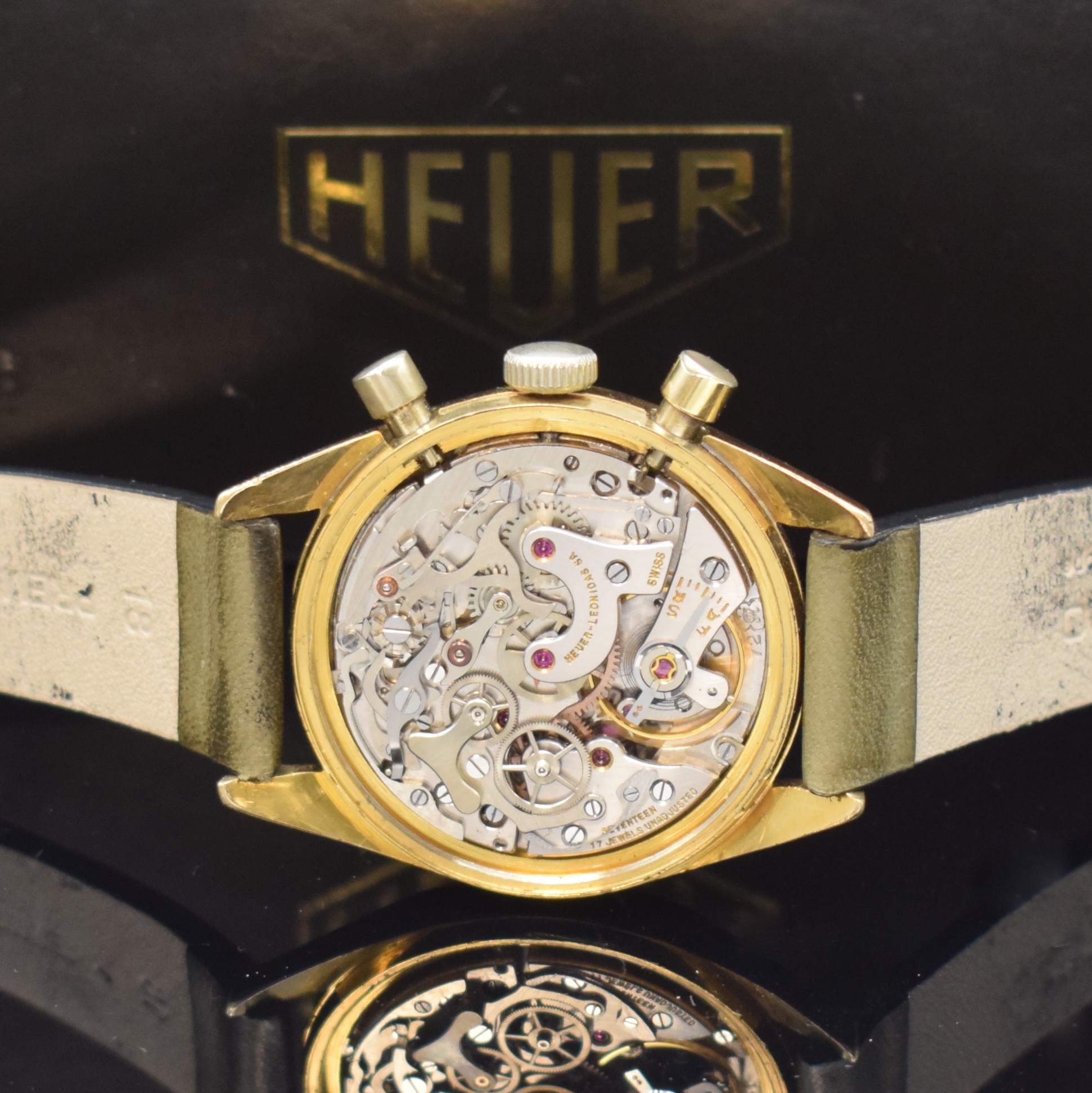 Detail d: HEUER Carrera Herrenarmbanduhr mit Schaltradchronograph Kaliber Valjoux 72, Schweiz um 1950, Handaufzug, verg. Geh., Stahlboden verschr., silb. ...