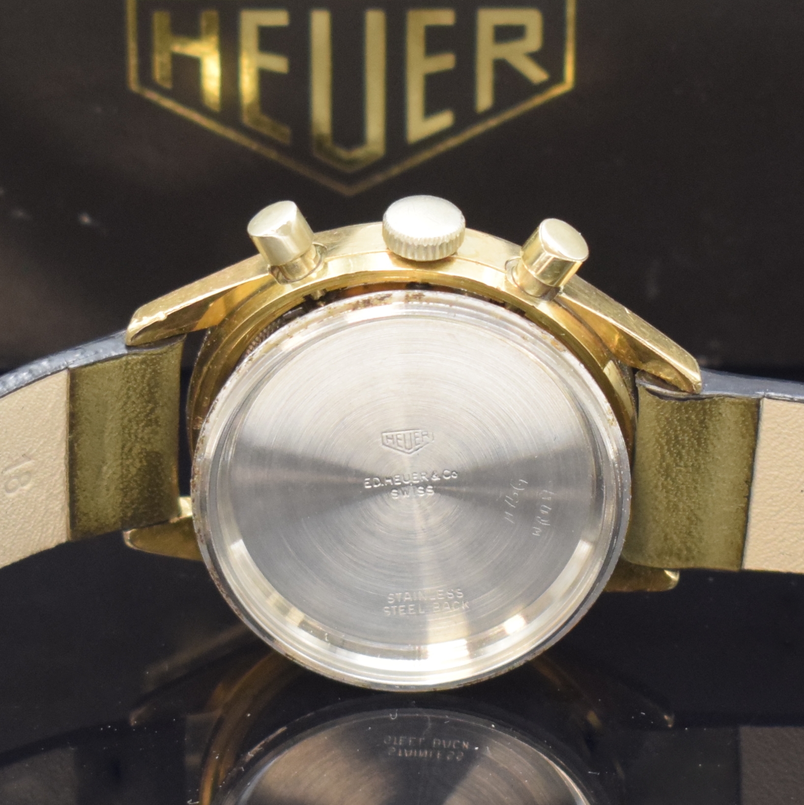 Detail e: HEUER Carrera Herrenarmbanduhr mit Schaltradchronograph Kaliber Valjoux 72, Schweiz um 1950, Handaufzug, verg. Geh., Stahlboden verschr., silb. ...