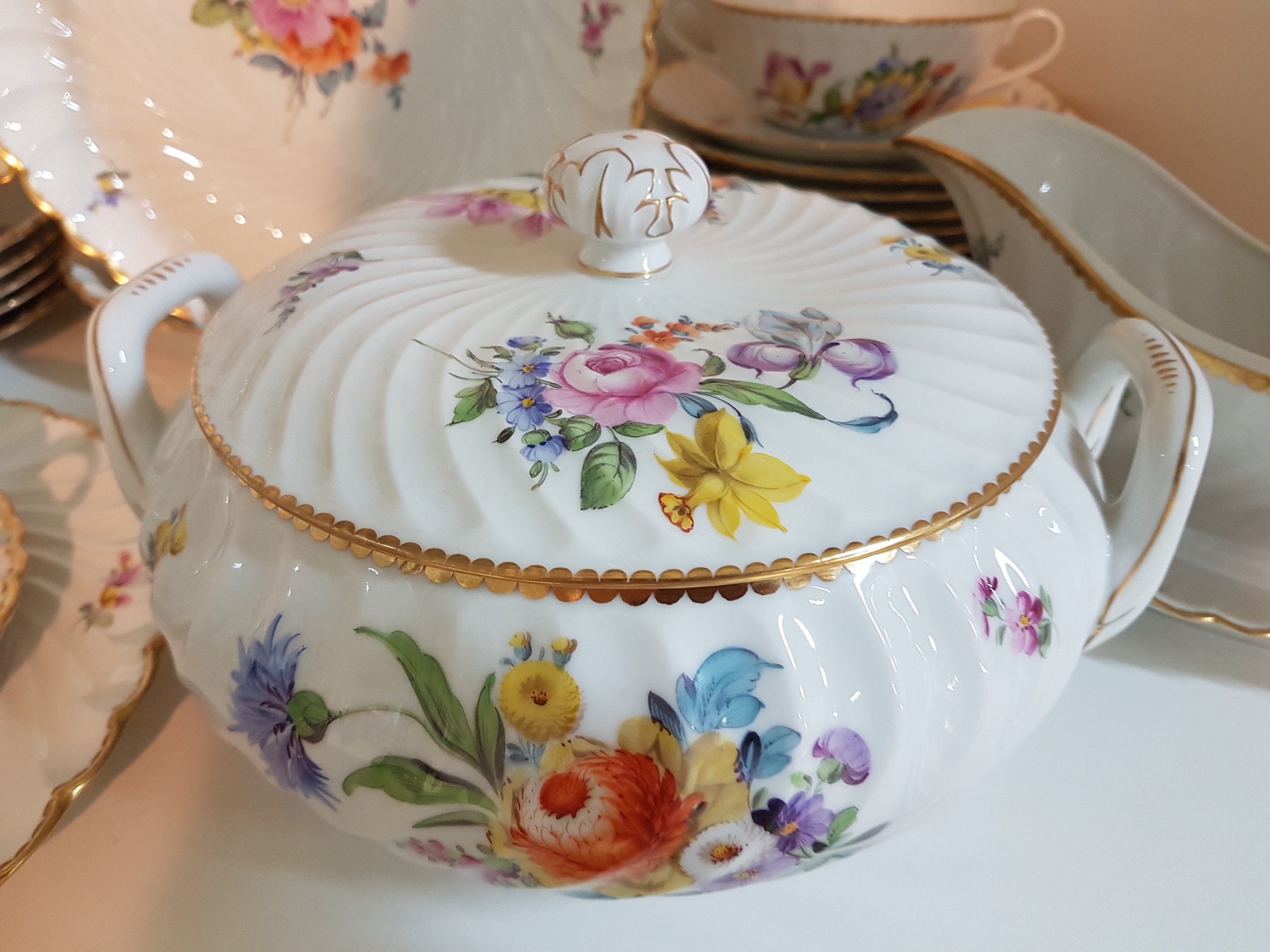 Detail b: Speiseservice, Nymphenburg, Wellenform gerippt 20.Jh., Porzellan, handbemalter Dekor aus Streublumen und Blumenbuketts, Goldrand, 8 Suppentassen mit ...
