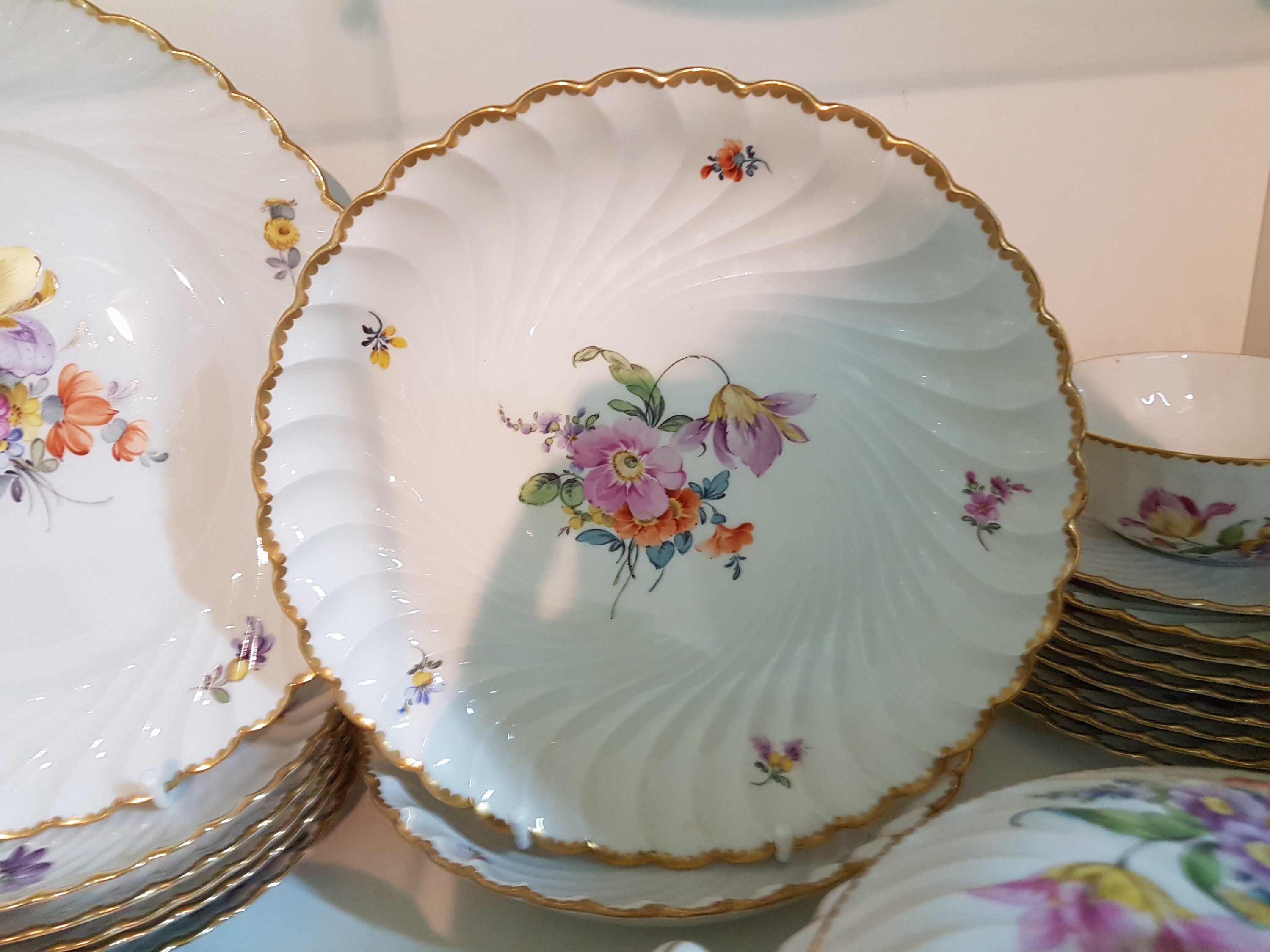 Detail c: Speiseservice, Nymphenburg, Wellenform gerippt 20.Jh., Porzellan, handbemalter Dekor aus Streublumen und Blumenbuketts, Goldrand, 8 Suppentassen mit ...