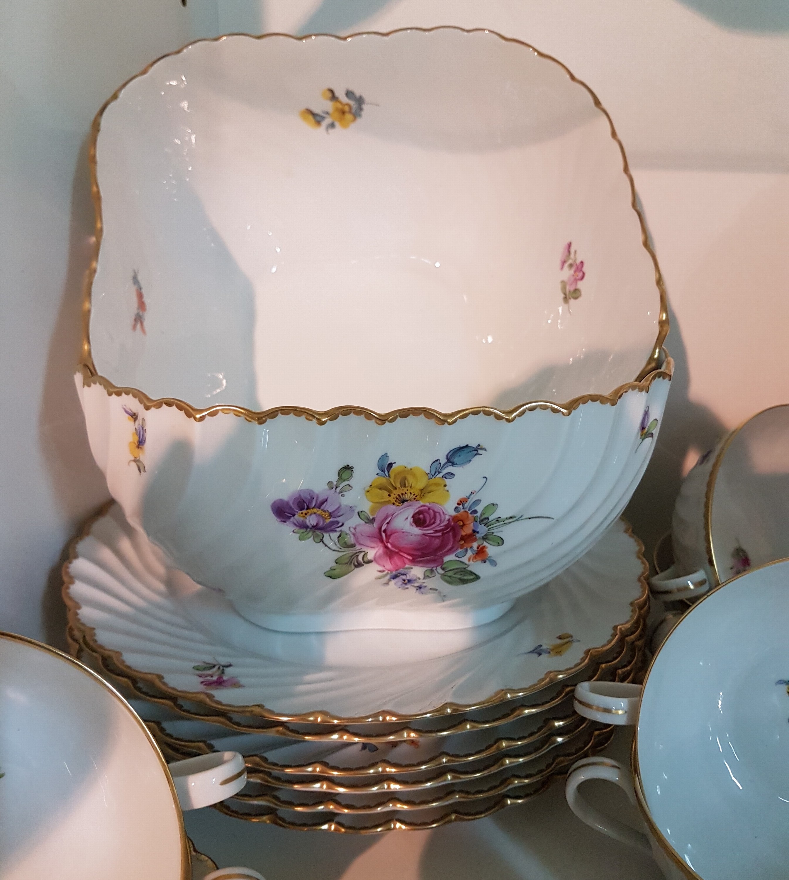 Detail e: Speiseservice, Nymphenburg, Wellenform gerippt 20.Jh., Porzellan, handbemalter Dekor aus Streublumen und Blumenbuketts, Goldrand, 8 Suppentassen mit ...
