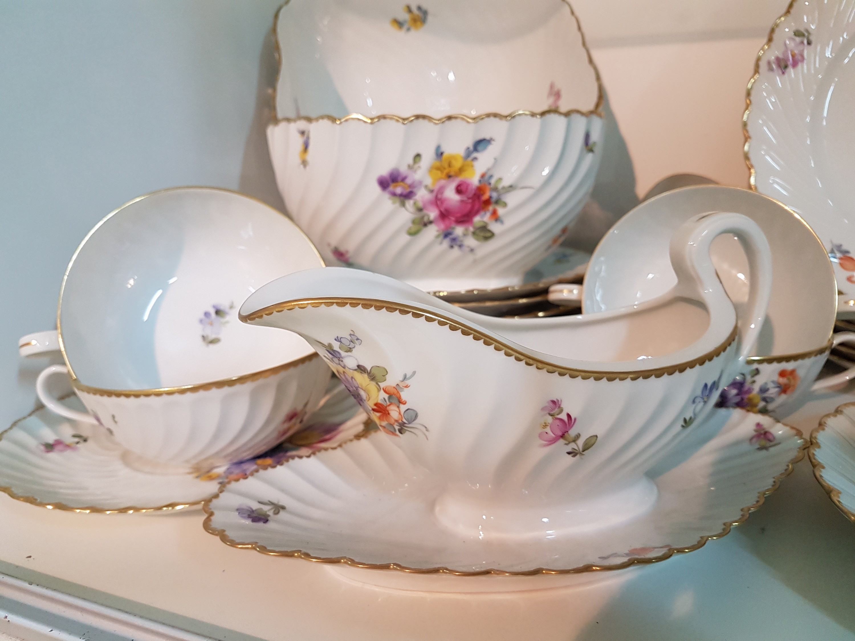 Detail f: Speiseservice, Nymphenburg, Wellenform gerippt 20.Jh., Porzellan, handbemalter Dekor aus Streublumen und Blumenbuketts, Goldrand, 8 Suppentassen mit ...
