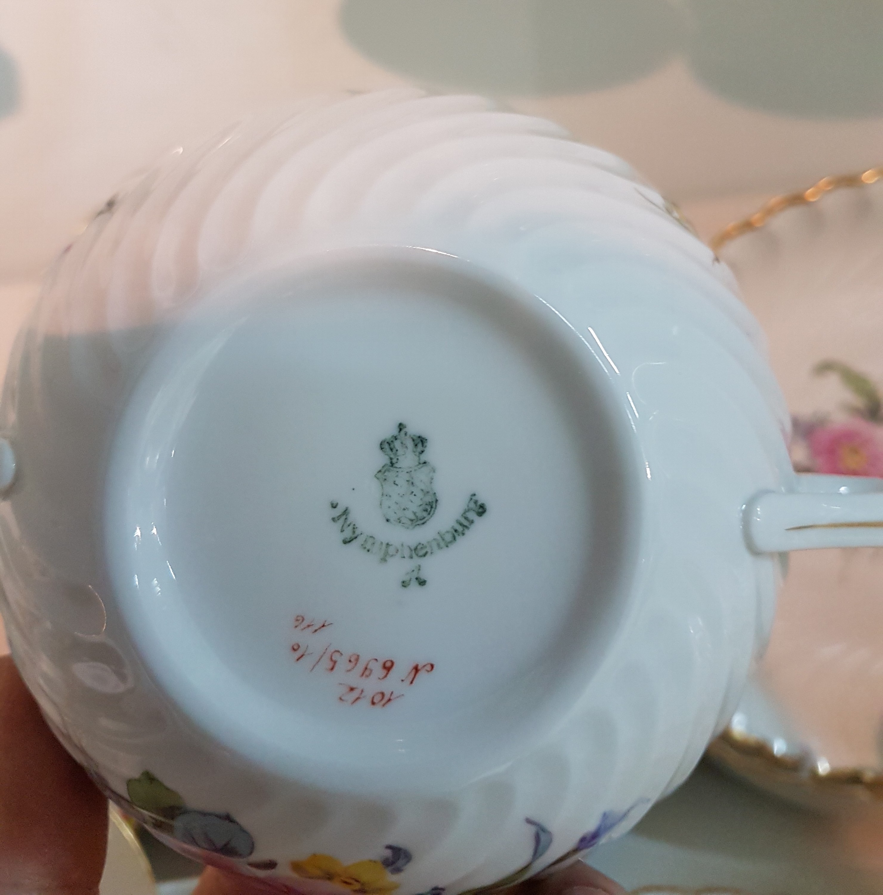 Detail h: Speiseservice, Nymphenburg, Wellenform gerippt 20.Jh., Porzellan, handbemalter Dekor aus Streublumen und Blumenbuketts, Goldrand, 8 Suppentassen mit ...