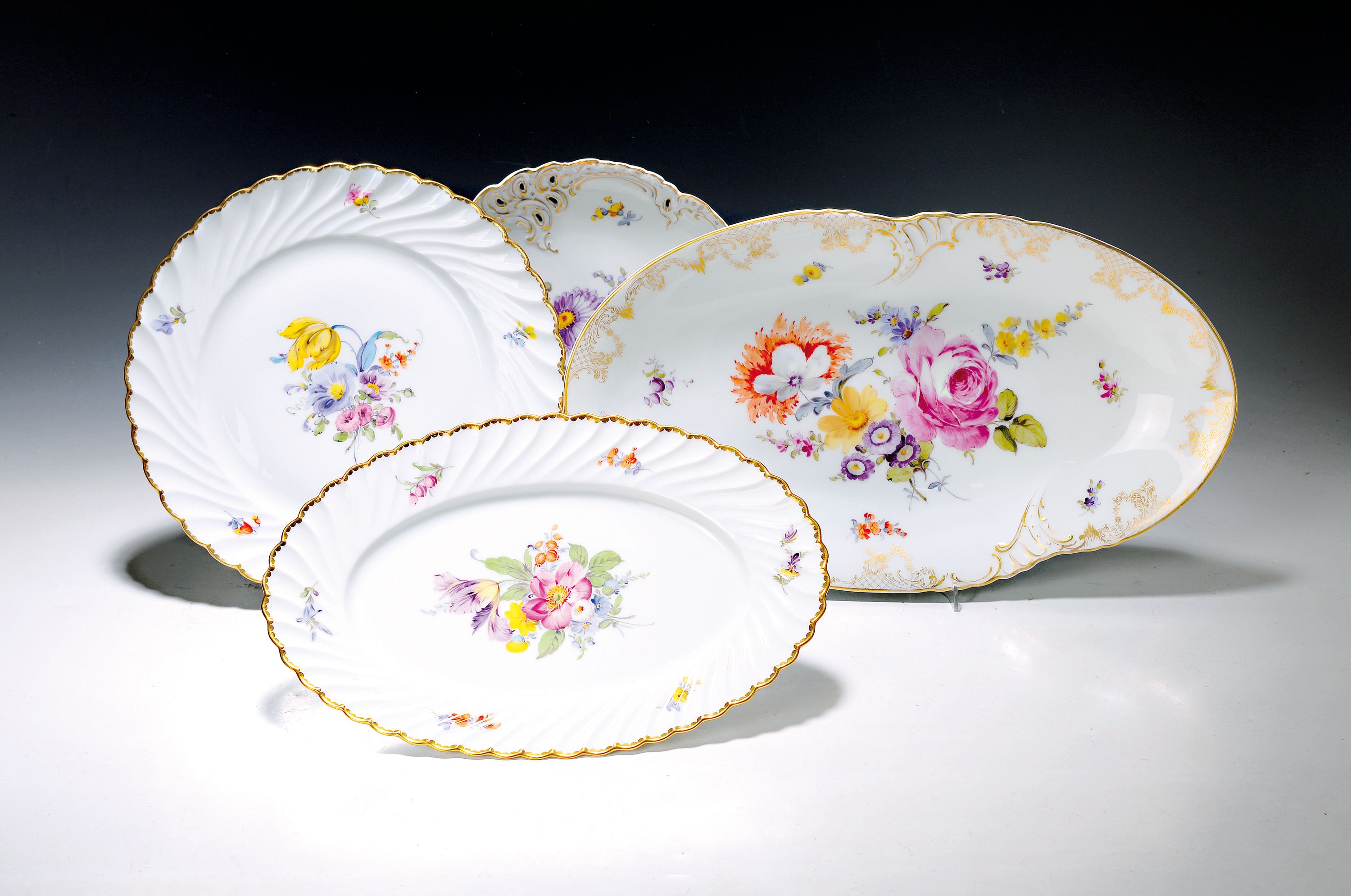 Serviceteile, Nymphenburg, Wellenform gerippt und Rocaillendekor, Porzellan, handbemalter Dekor mit Streublumen und Blumenbuketts, Goldrand, 6 ...