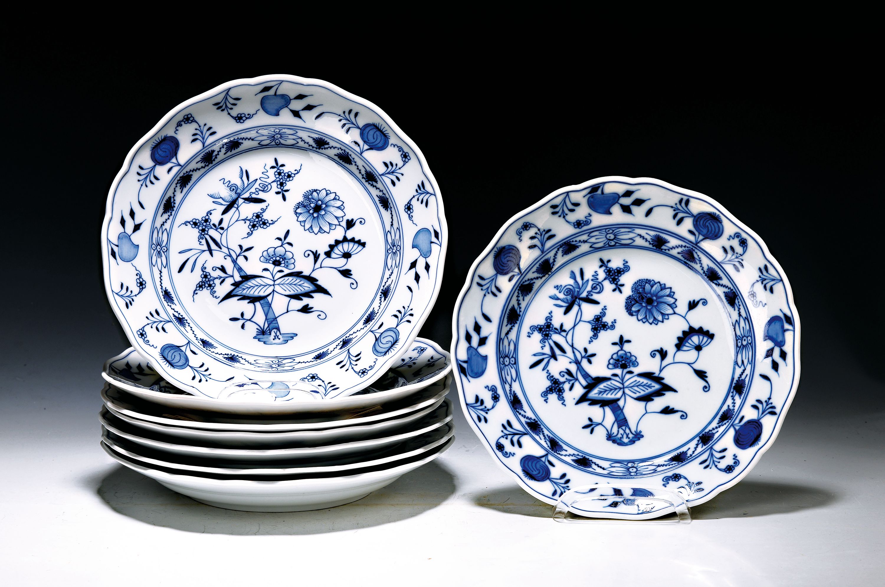 8 Teller und Suppenterrine, Zwiebelmuster, Meissen, 1888-1924 bzw. 20.Jh., 1. Wahl, Porzellan, 6 tiefe Teller, Spiegel mit Schwertermarke, Knaufzeit, ...