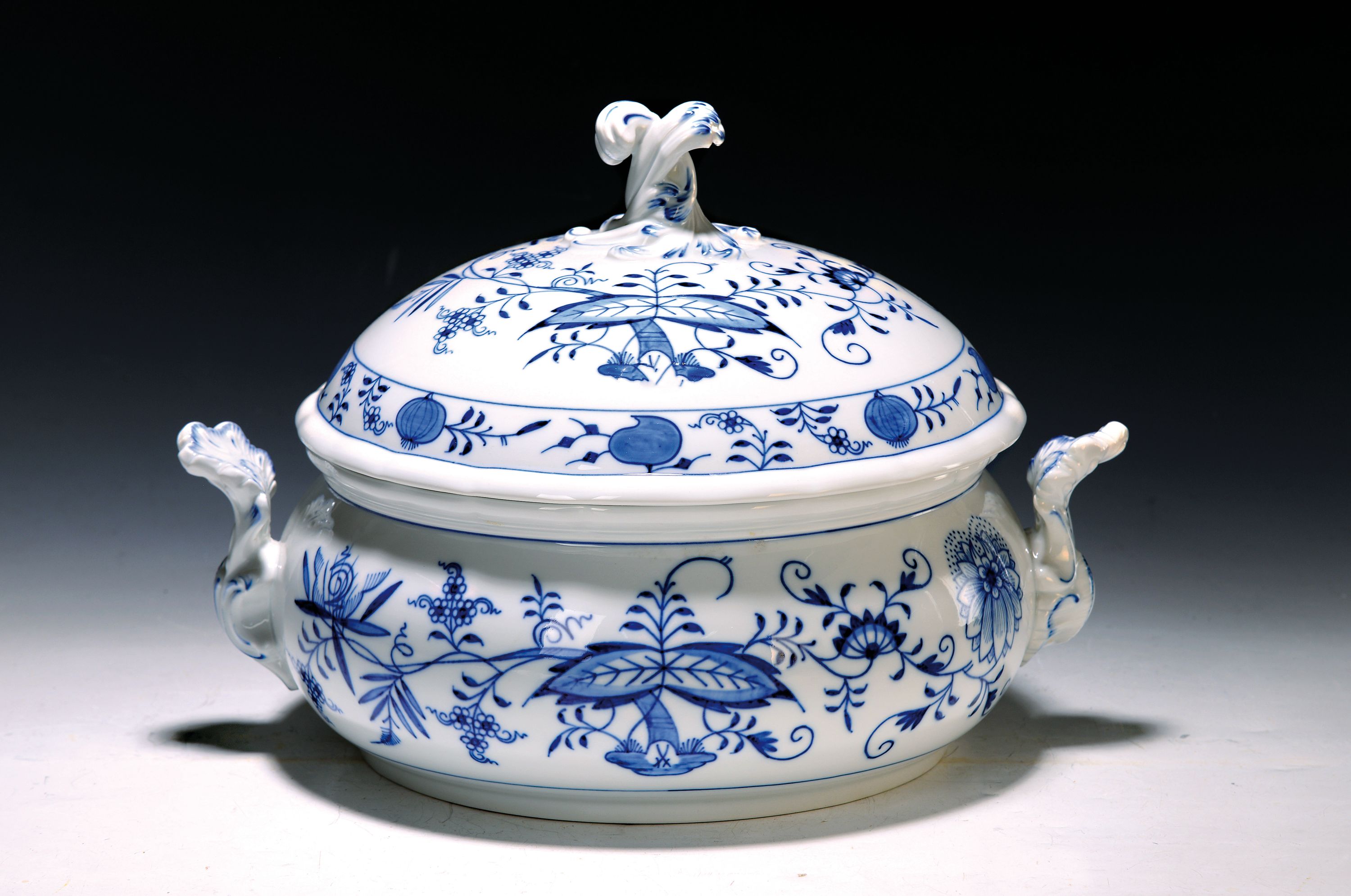 Detail a: 8 Teller und Suppenterrine, Zwiebelmuster, Meissen, 1888-1924 bzw. 20.Jh., 1. Wahl, Porzellan, 6 tiefe Teller, Spiegel mit Schwertermarke, Knaufzeit, ...
