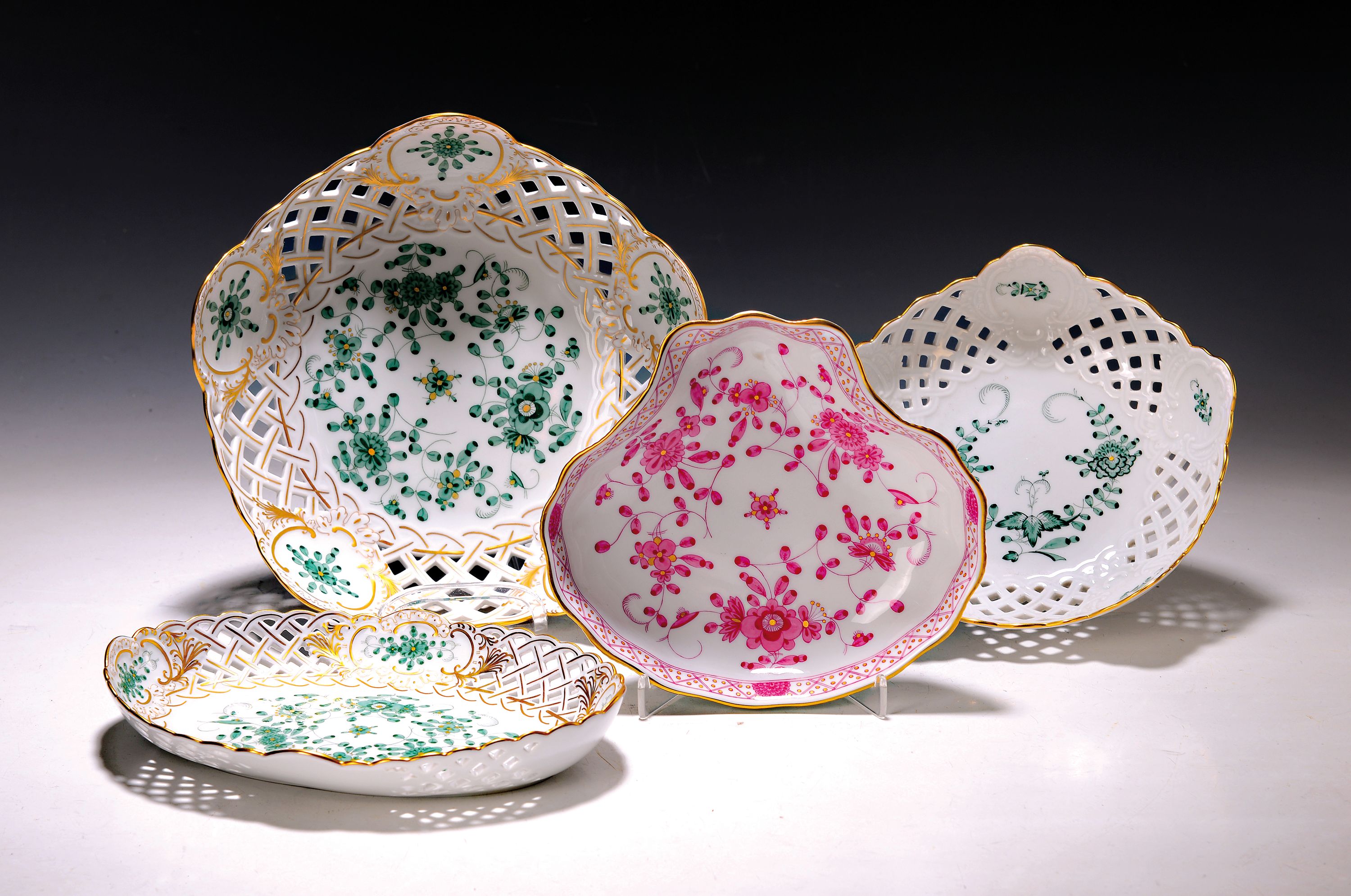 4 Schälchen, Meissen, indische Malerei in purpur und grün, Porzellan, 4 unterschiedliche Korbschalen mit Durchbrucharbeit mit indischer und reicher ...