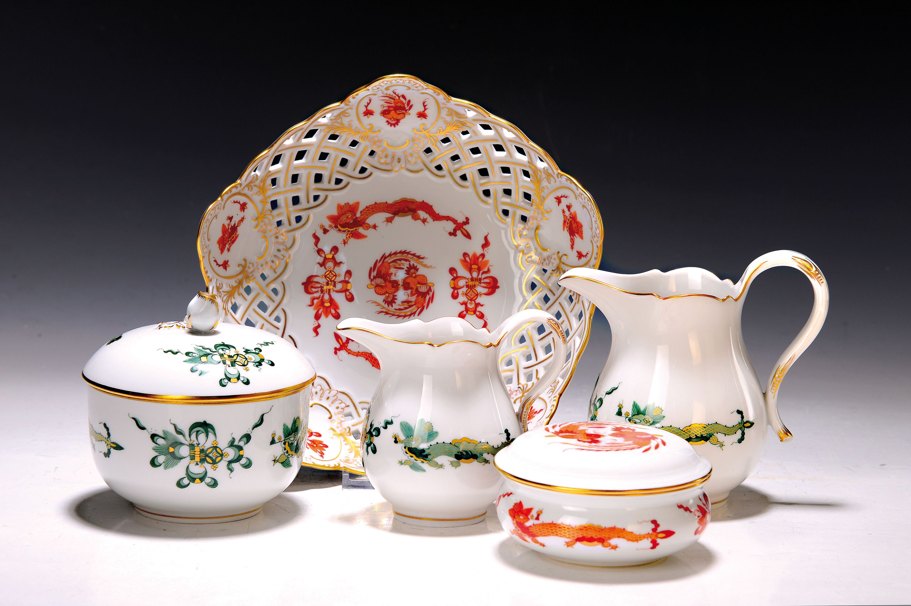 Serviceteile, Meissen, Drachendekor in grün und rot, Porzellan, Goldrand, grün: Zuckerdose, gr. und kl. Sahnegießer, rot: Deckeldose, Korbschale ...