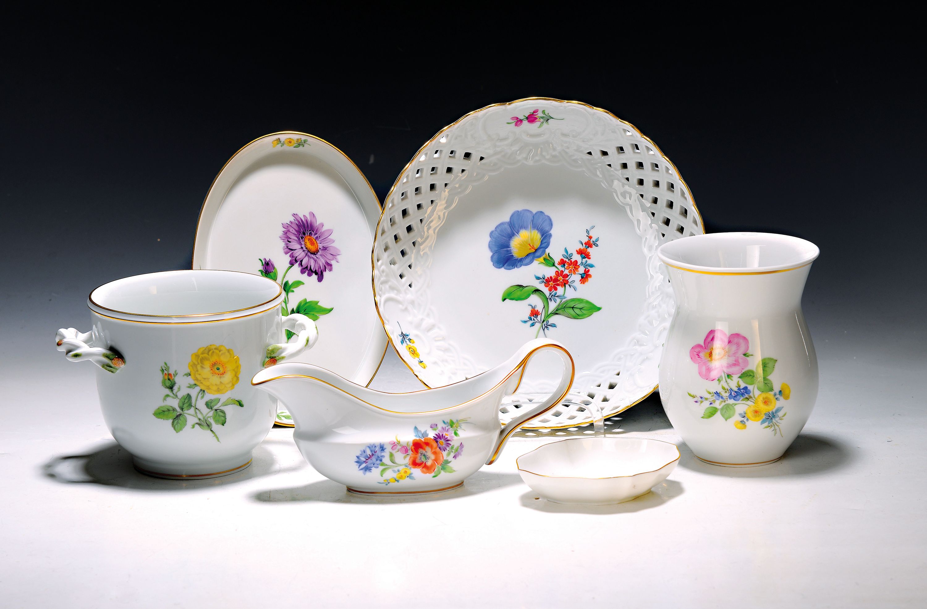 Konvolut Serviceteile, Meissen, Blume I., Porzellan, Goldrand, 2 ovale Schälchen (1x 2 .Wahl), 2 Cachepots, Blumenväschen, Korbschale mit ...