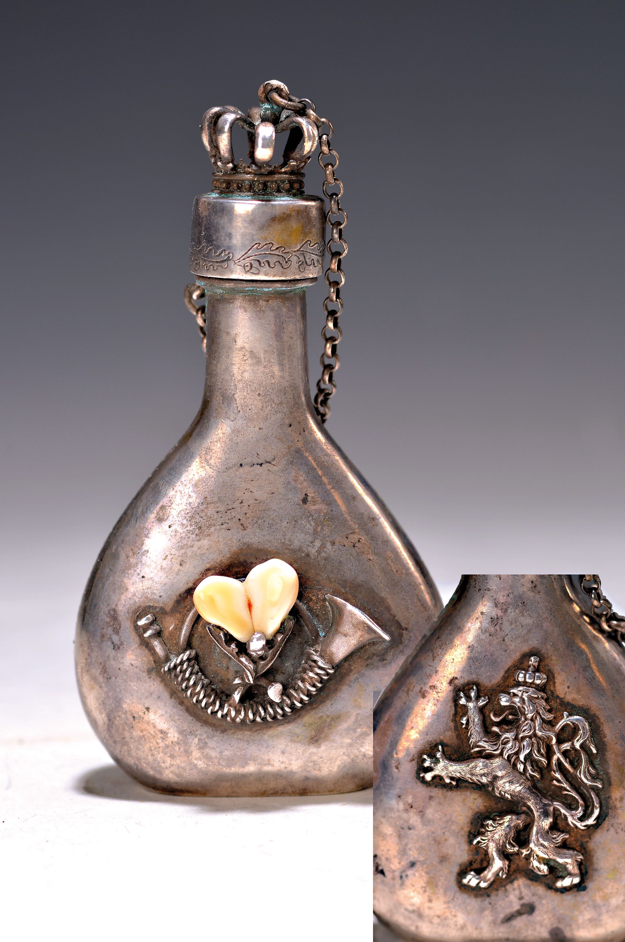 Schnupftabakflasche, Bayern, um 1900, Silbergehäuse geprüft, mit Horn und zwei Granteln verziert, bekrönter Schraubverschluß, rückseitig ...