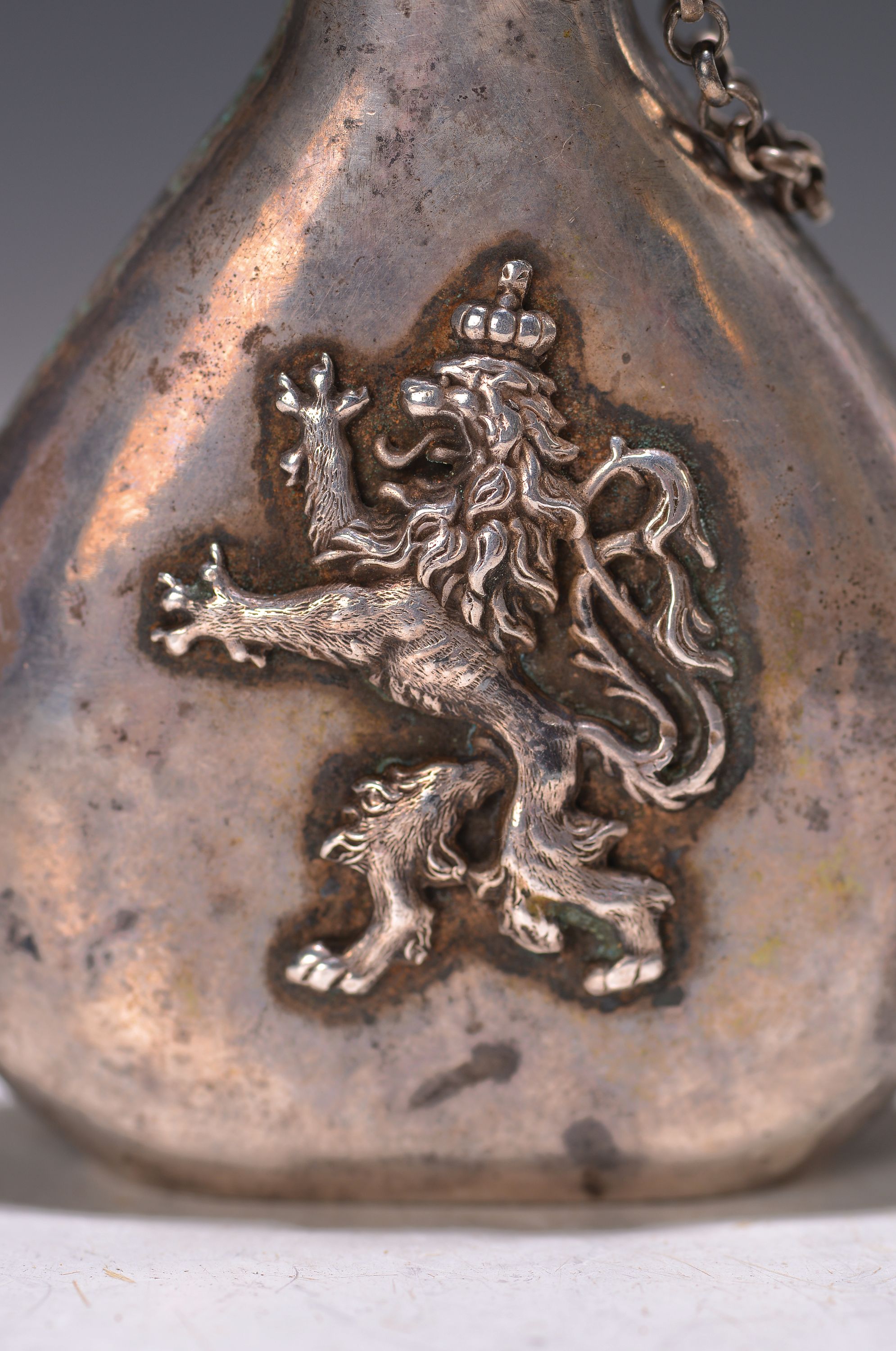 Detail a: Schnupftabakflasche, Bayern, um 1900, Silbergehäuse geprüft, mit Horn und zwei Granteln verziert, bekrönter Schraubverschluß, rückseitig ...