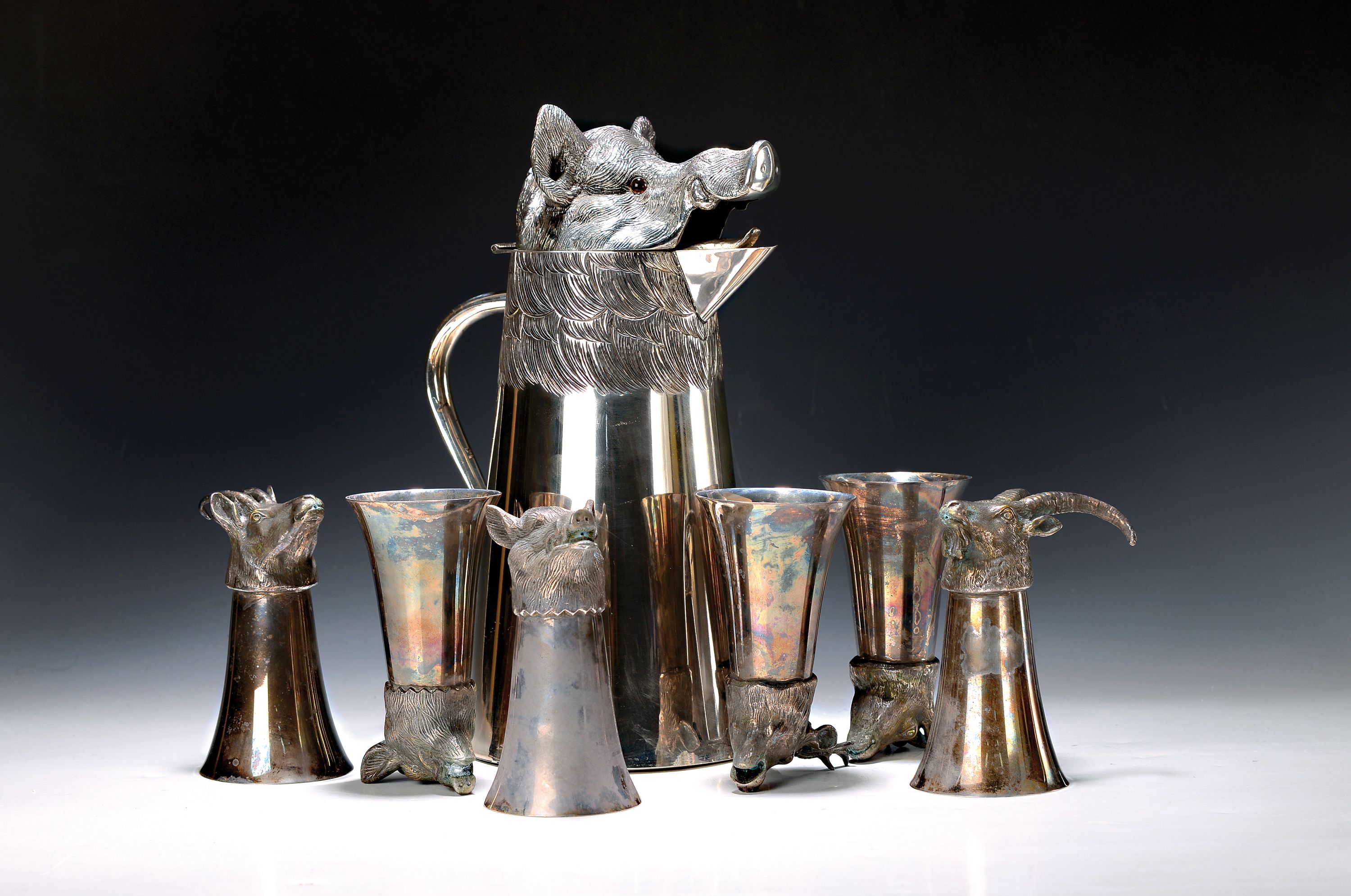 Wildschwein-Kanne, Valenti, Barcelona, 1970er-Jahre und 6 Jagdbecher, Metall versilbert, Deckel in Form von versch. Tierköpfen, Wildschwein, Hirsch, ...