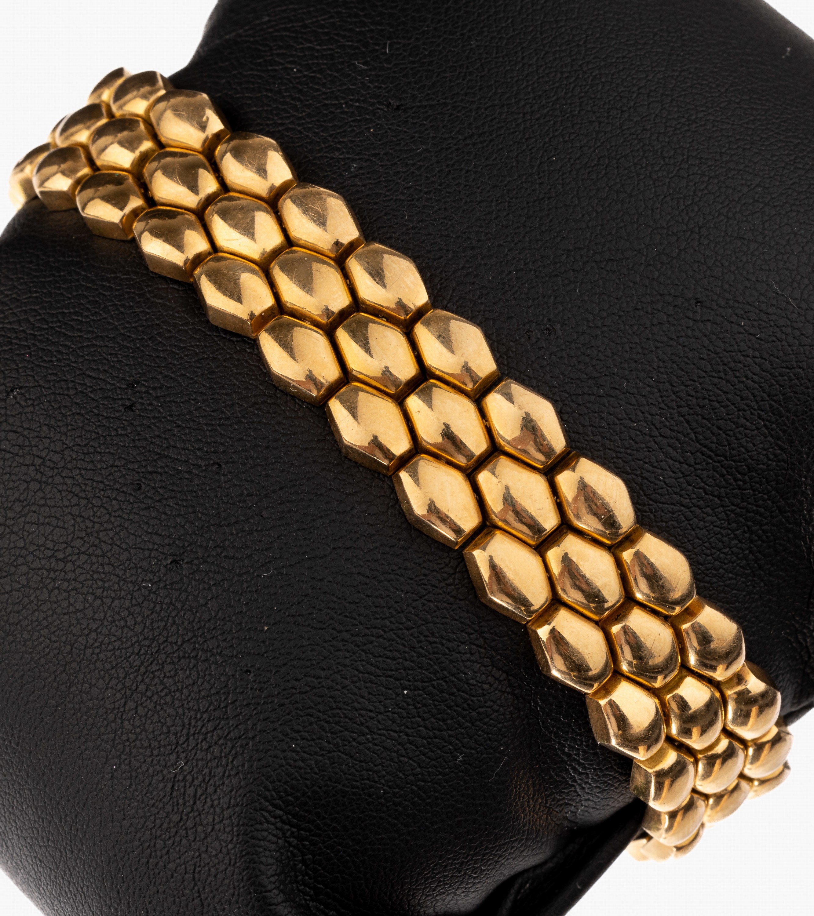 18 kt Gold Armband, GG 750/000, Backsteinoptik, B. ca. 1.4 cm, L. ca. 19 cm, Kastenschloss mit Sicherheitsacht, ca. 29.8 g