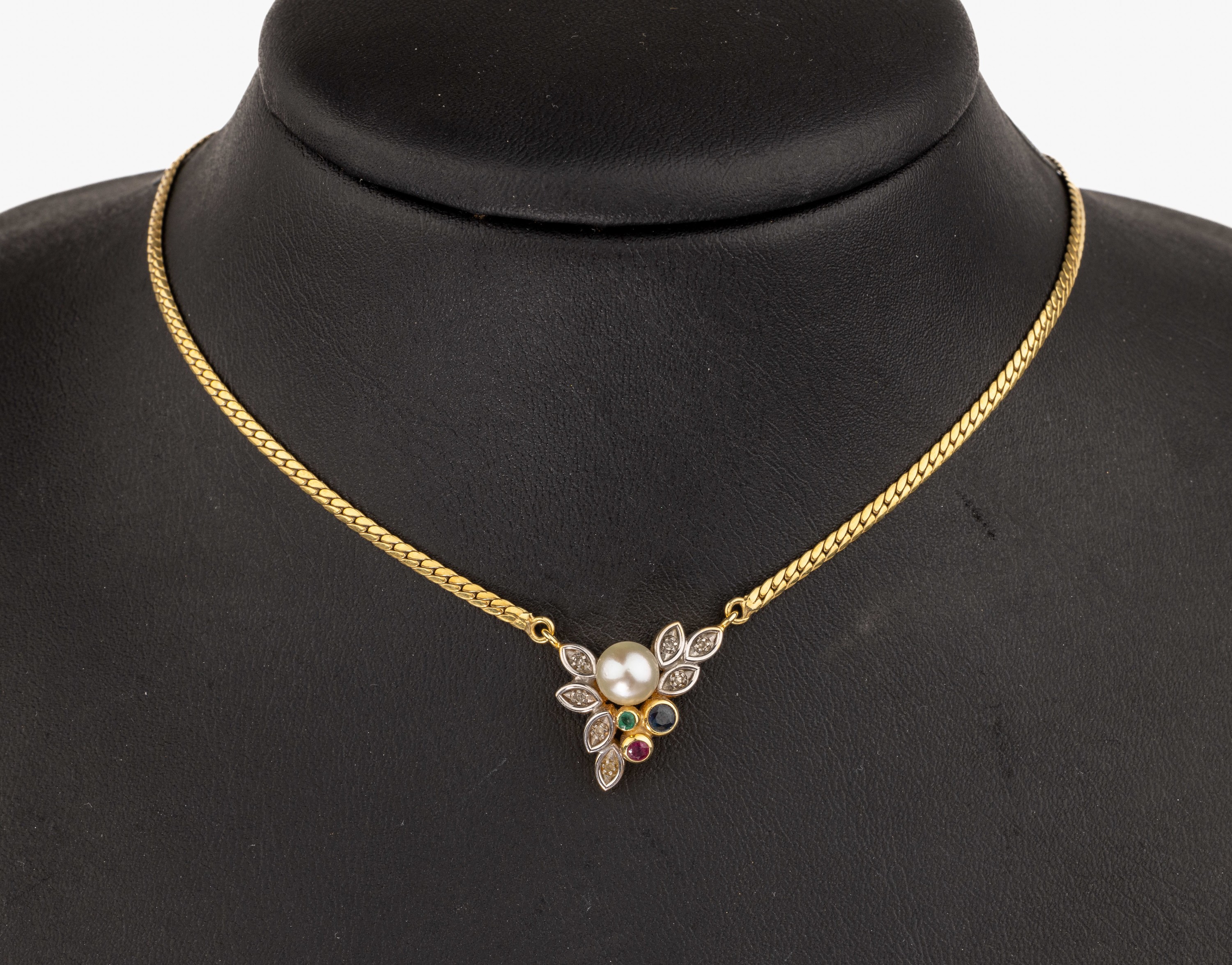 14 kt Gold Farbstein-Collier, GG 585/000, kl. Zuchtperle, 7 kl. 8/8 Diamanten in WG gefasst, rundfacett. Rubin, Smaragd und Saphir, L. ca. 42 cm, ...