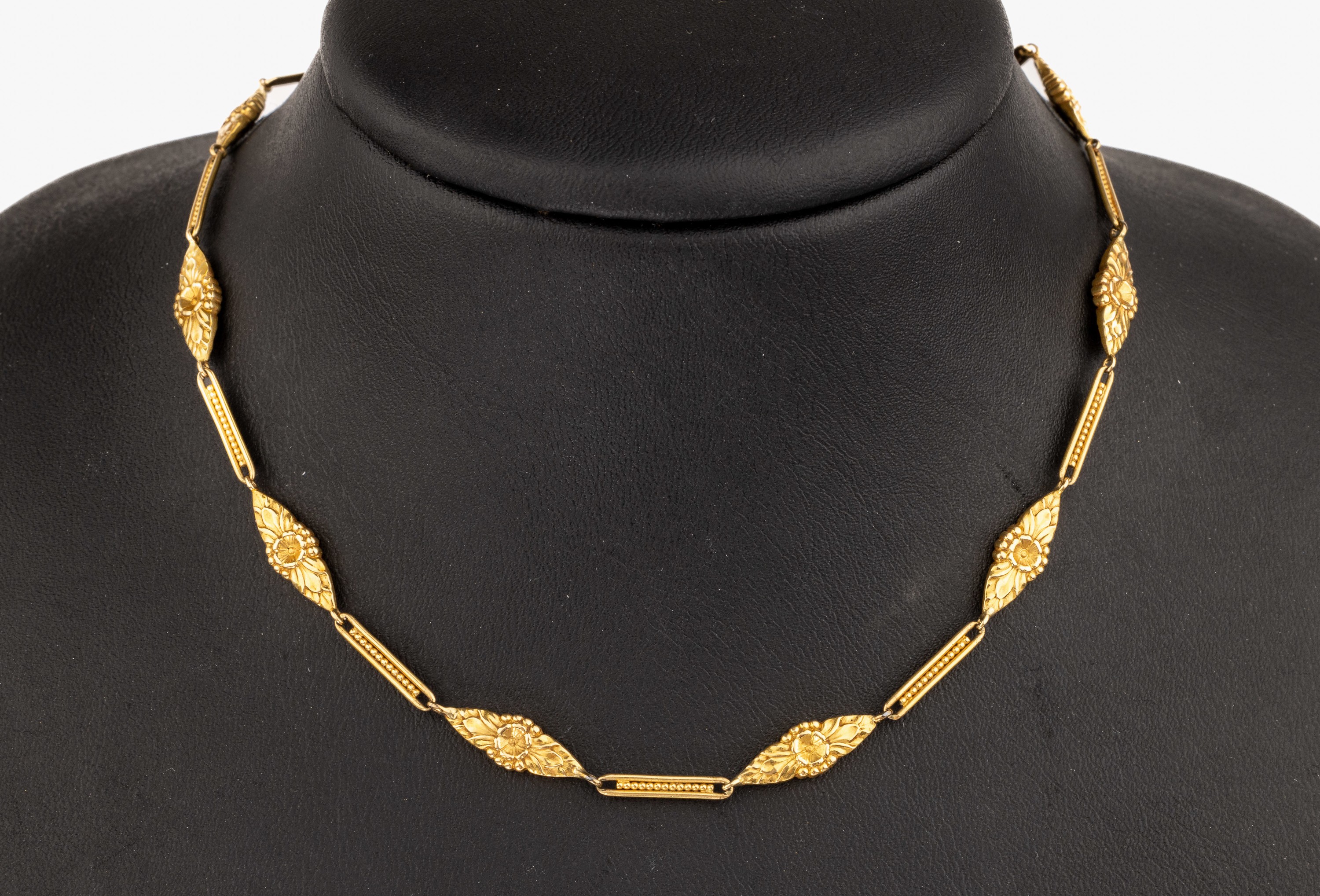 14 kt Gold Collier, GG 585/000, ausgefallen, Stäbchen mit Granulaten im Wechsel mit floralem Element, L. ca. 40 cm, Kastenschloss mit 2 ...