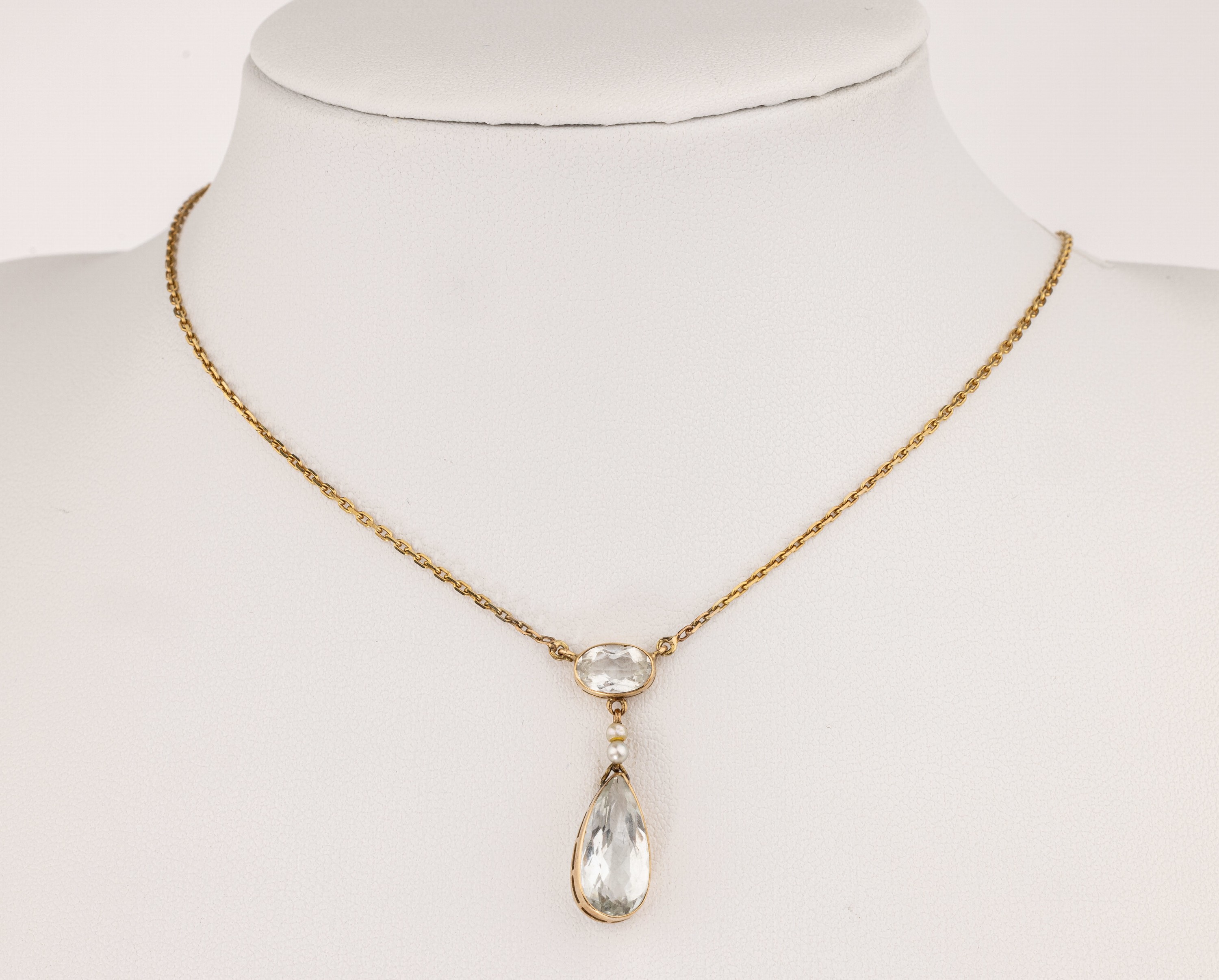 8 kt Gold Aquamarin-Perl-Collier, GG 333/000, oval- und tropfenförmig facett. Aquamarin zus. ca. 3.00 ct, kl. Perlchen, L. ca. 43 cm, ...