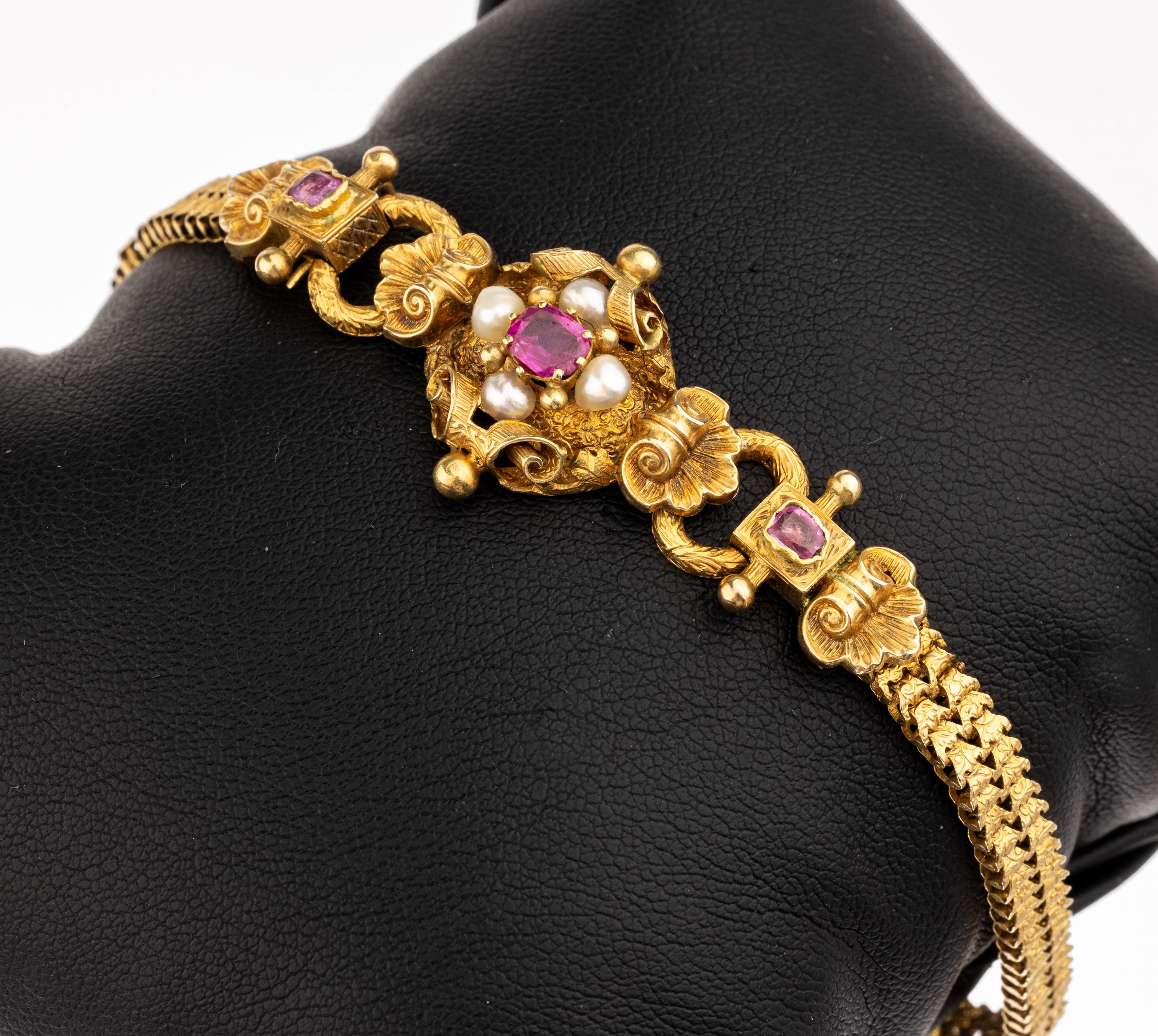 18 kt Gold Rubin-Perl-Armband, GG 750/000 gepr., Mittelteil aus älterem Zusammenhang, wohl um 1880, Blatt- und Muschelornamente, 4 kl. Perlen und 3 ...