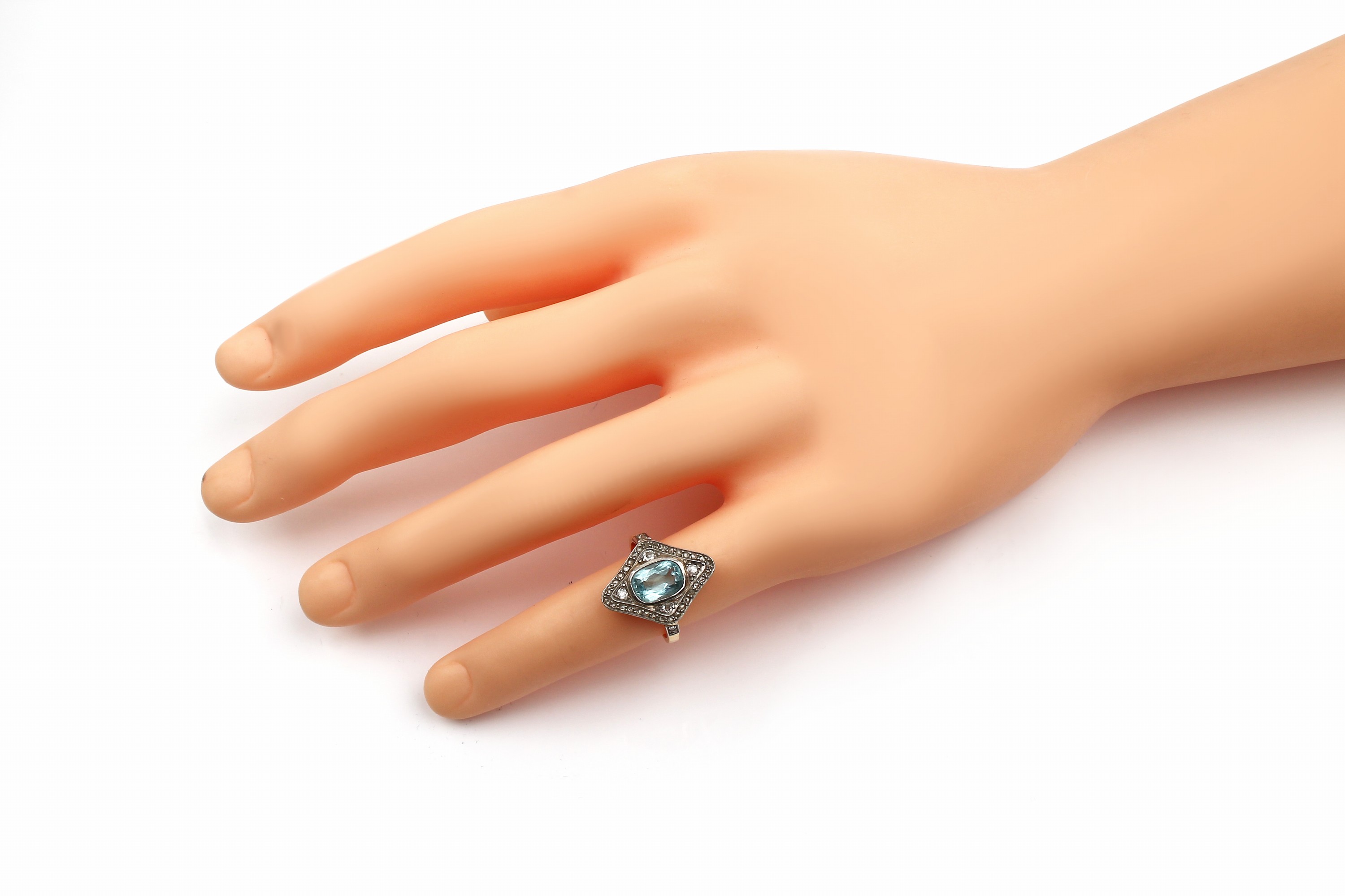 Detail a: 18 kt Gold Aquamarin-Diamant-Ring, um 1920, GG 750/000, Schauseite Silber, ovalfacett. Aquamarin ca. 1.0 ct, 4 kl. Diamanten und 35 Diamantrosen zus. ...