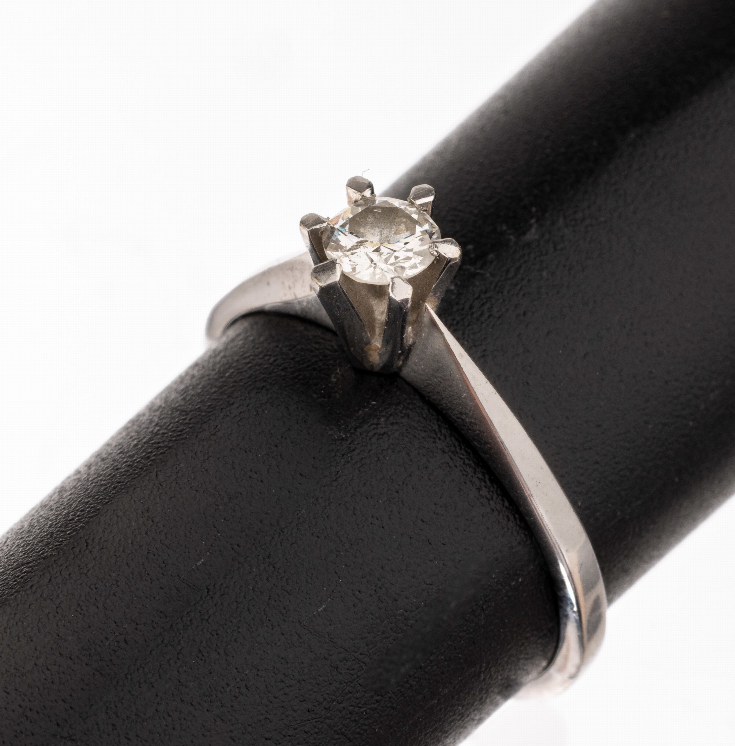 14 kt Gold Brillant-Ring, WG 585/000, Brillant erhaben gefasst ca. 0.23 ct grav. Weiß/p, RW 52, ca. 1.8 g