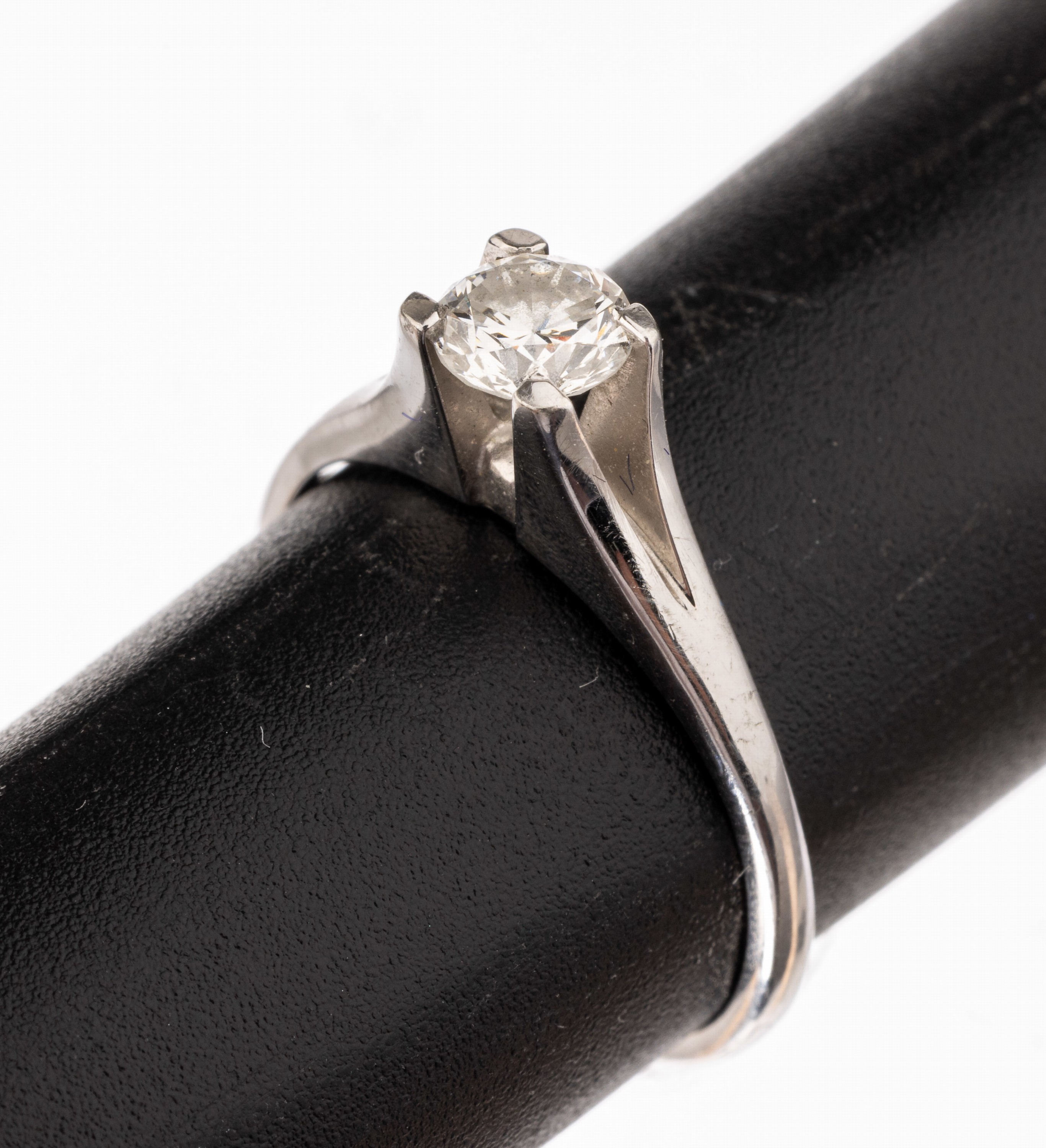 18 kt Gold Brillant-Ring, WG 750/000, Brillant erhaben gefasst ca. 0.45 ct Weiß/si, RW 53, ca. 3.0 g