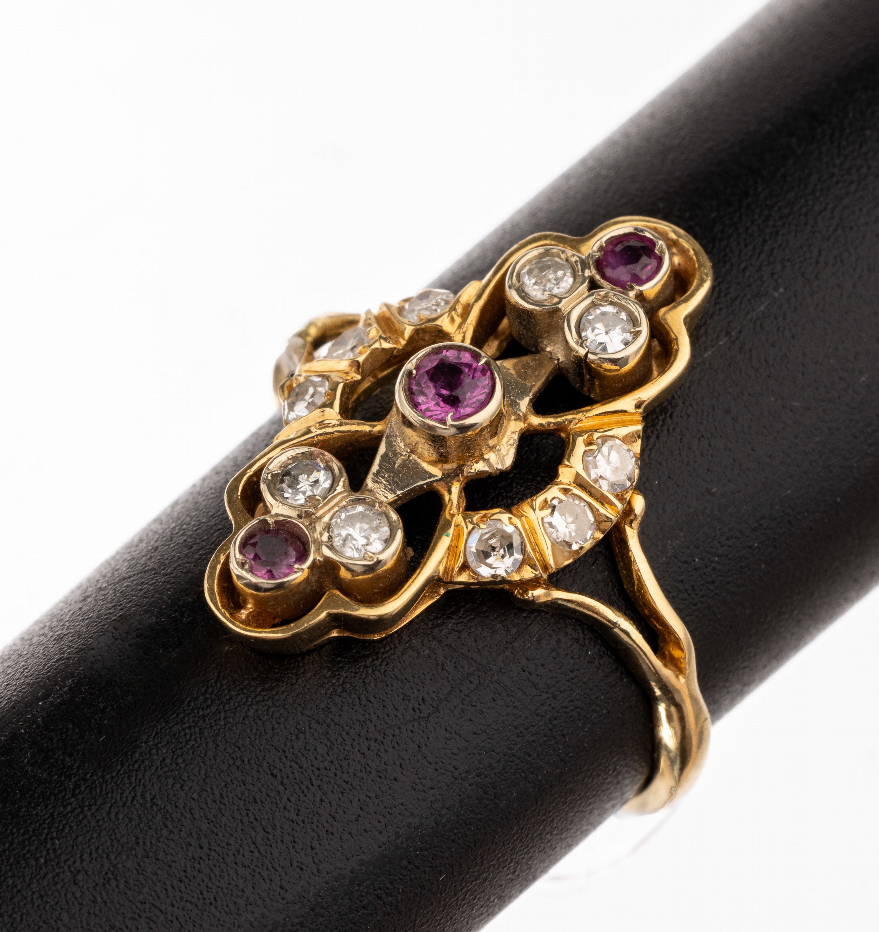 14 kt Gold Rubin-Diamant-Ring, GG 585/000, 3 kl. rundfacett. Rubine zus. ca. 0.09 ct, 10 Diamanten zus. ca. 0.28 ct Weiß/p, RW 57, ca. 4.2 g