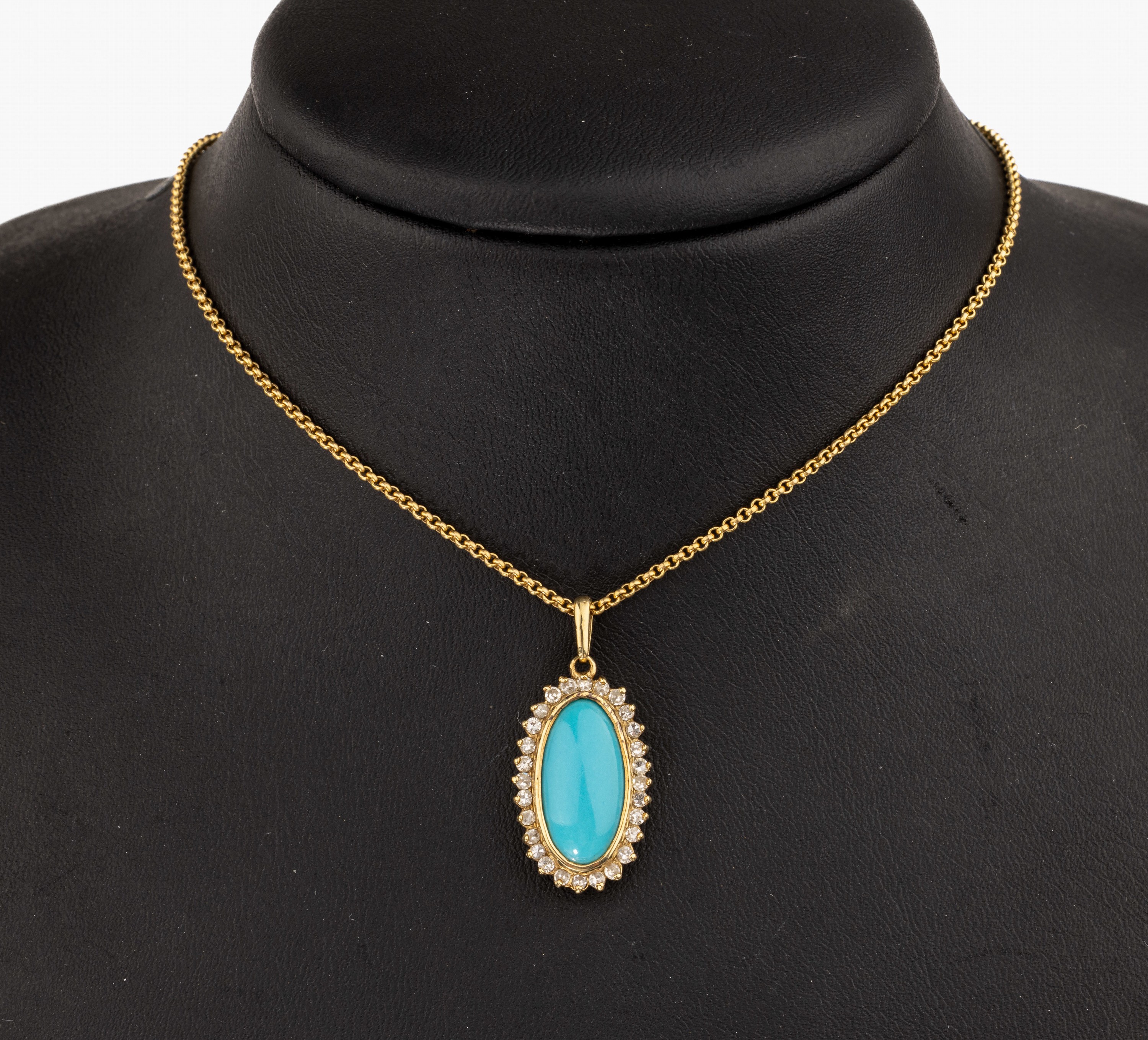 14 kt Gold Türkis-Diamant-Anhänger, GG 585/000, ovaler Türkiscabochon ca. 4.0 ct umgeben von 28 Diamanten zus. ca. 0.42 ct Weiß/p, an Kette, L. ...