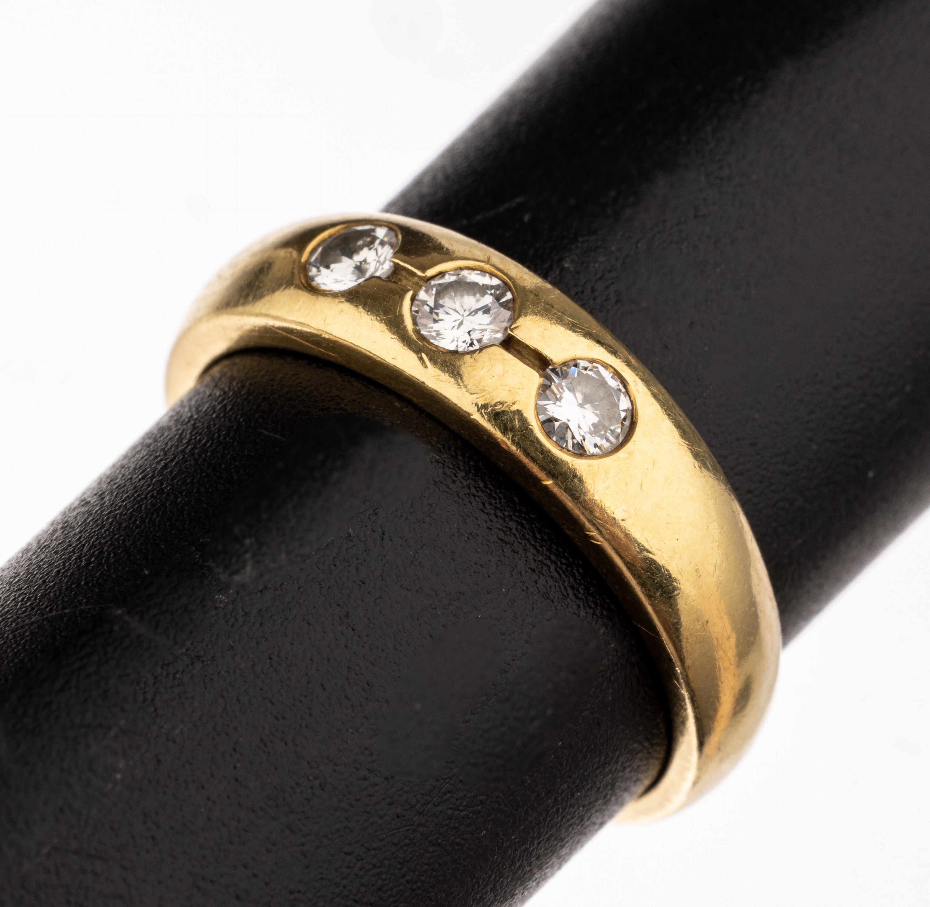 18 kt Gold Brillant-Ring, GG 750/000, 3 Brillanten zus. ca. 0.20 ct feines Weiß- Weiß/si, RW 53, ca 4.1 g