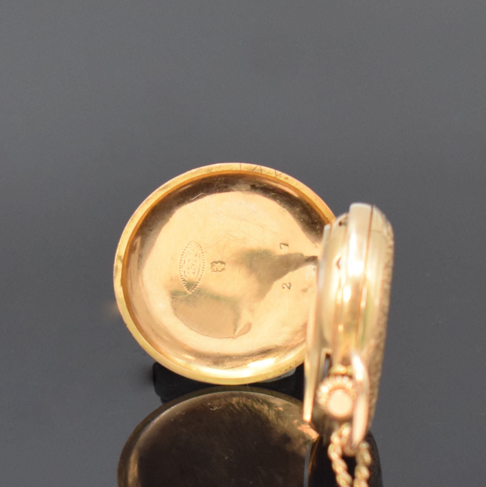 Detail a: G. W. & Cie kleine Damensavonette in Gold 750/000, Schweiz um 1890, vollgrav. 3- Deckel-Goldgeh., beide Deckel partiell emailliert besch., sign. ...