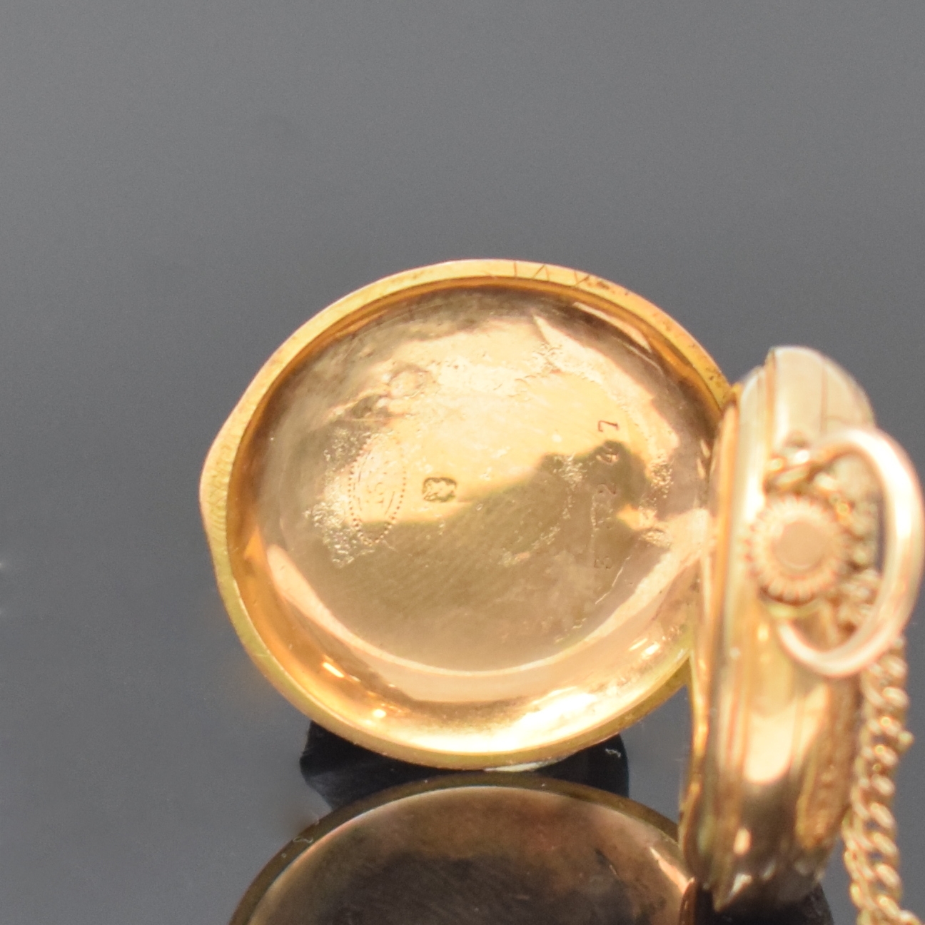 Detail d: G. W. & Cie kleine Damensavonette in Gold 750/000, Schweiz um 1890, vollgrav. 3- Deckel-Goldgeh., beide Deckel partiell emailliert besch., sign. ...
