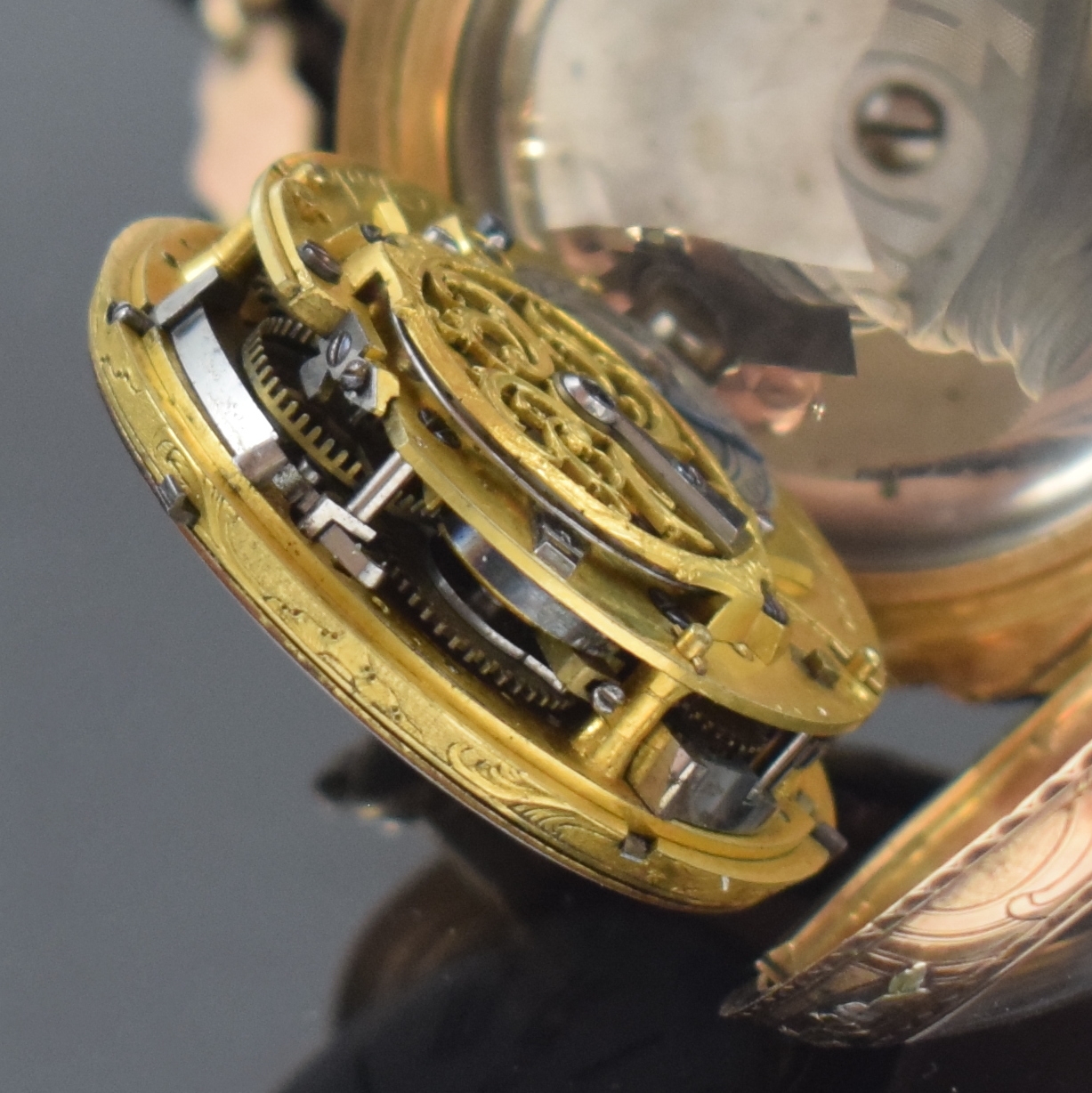 Detail e: VARIN à Chalon quatre couleur Gold Spindeltaschenuhr mit 1/4-Repetition und passendem vergold. Chatelain, Frankreich um 1770, rückseitig m. ...