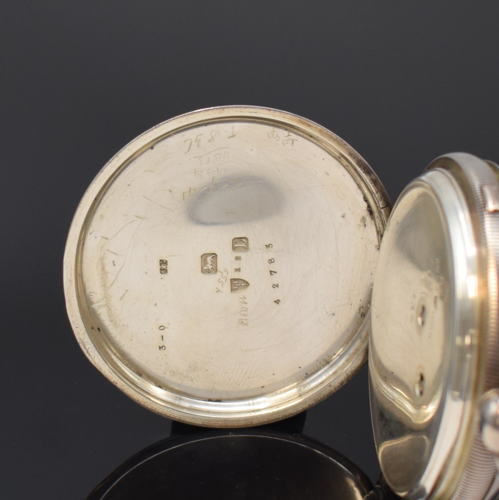 Detail b: Konvolut: 2 schwere Sterlingsilber Taschenuhren mit Spitzzahnankerhemmung, England um 1880, Schlüsselaufzug, 1) T. COMBS London, guill. Geh., 2-tlg. ...