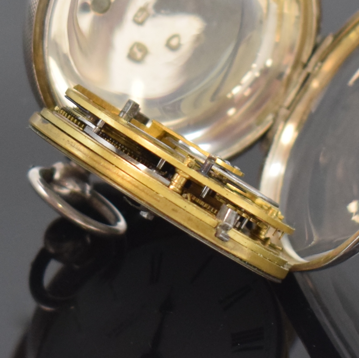 Detail i: Konvolut: 2 schwere Sterlingsilber Taschenuhren mit Spitzzahnankerhemmung, England um 1880, Schlüsselaufzug, 1) T. COMBS London, guill. Geh., 2-tlg. ...