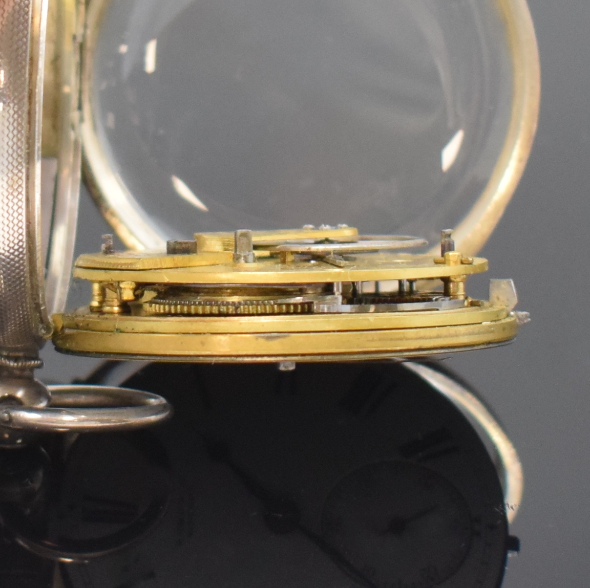 Detail j: Konvolut: 2 schwere Sterlingsilber Taschenuhren mit Spitzzahnankerhemmung, England um 1880, Schlüsselaufzug, 1) T. COMBS London, guill. Geh., 2-tlg. ...