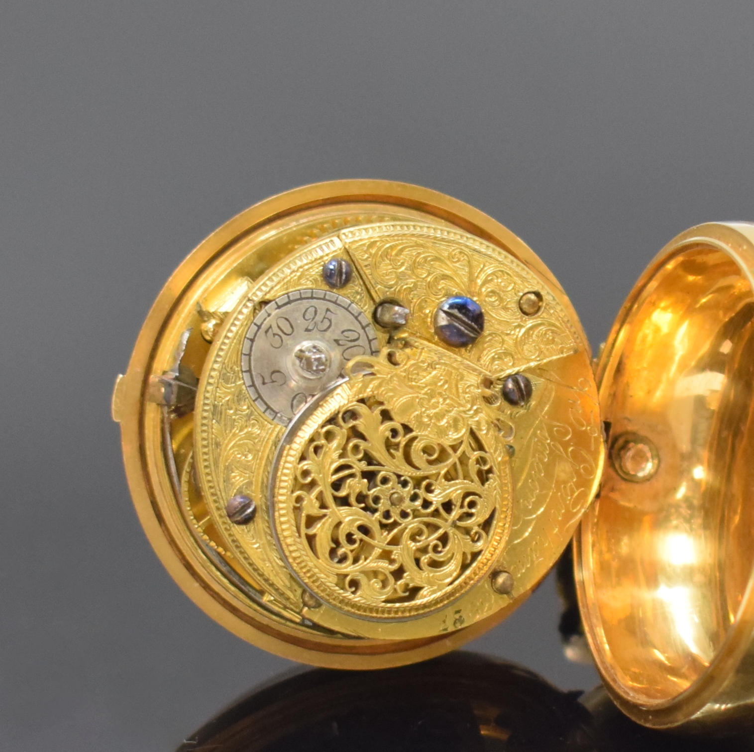 Detail e: Jn. GRANTHAM London Repoussé Spindeltaschenuhr im doppelten 22k Goldgehäuse, London Hallmark 1762, glattes Geh., Repoussé-Übergeh. m. großem ...