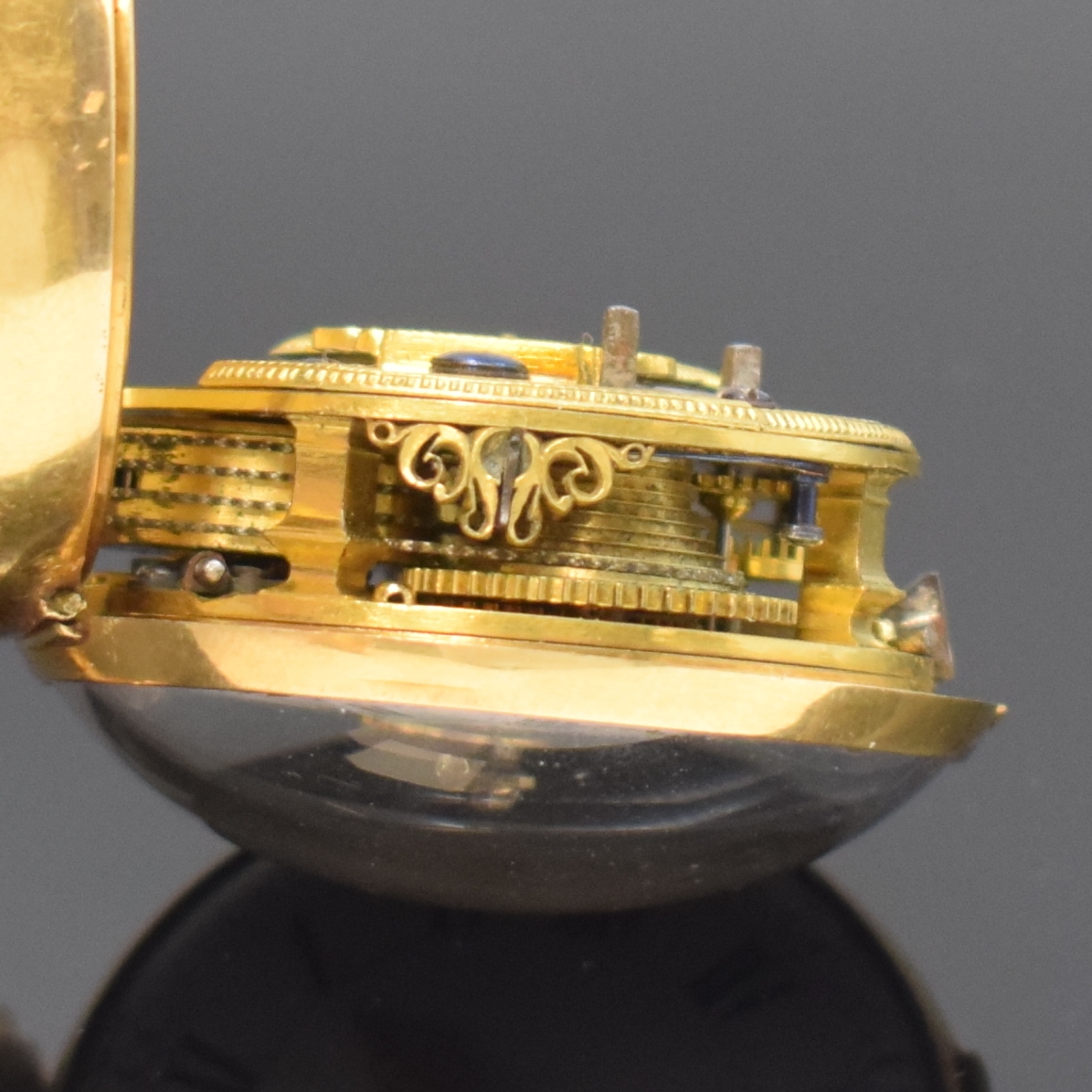Detail g: Jn. GRANTHAM London Repoussé Spindeltaschenuhr im doppelten 22k Goldgehäuse, London Hallmark 1762, glattes Geh., Repoussé-Übergeh. m. großem ...