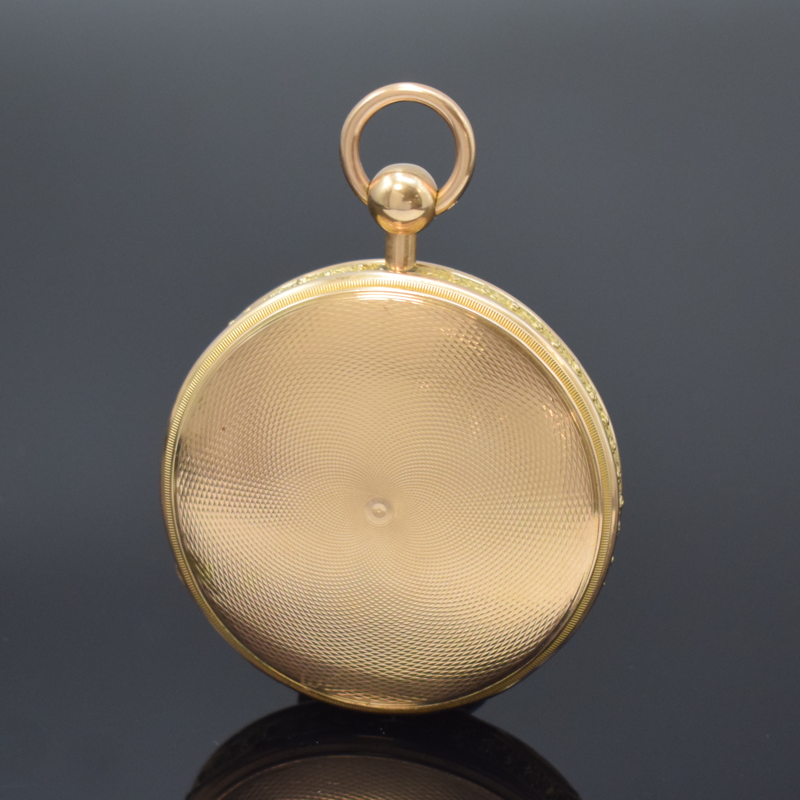 Detail a: Große offene Taschenuhr mit Musik und 1/4- Repetition in RoseG 750/000, Schweiz um 1820, Schlüsselaufzug, guill. Geh. m. floral verz. Rand, ...