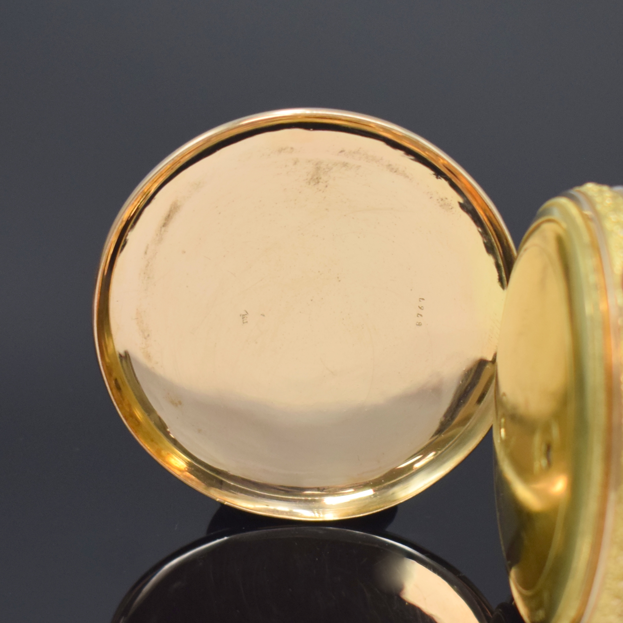 Detail b: Große offene Taschenuhr mit Musik und 1/4- Repetition in RoseG 750/000, Schweiz um 1820, Schlüsselaufzug, guill. Geh. m. floral verz. Rand, ...