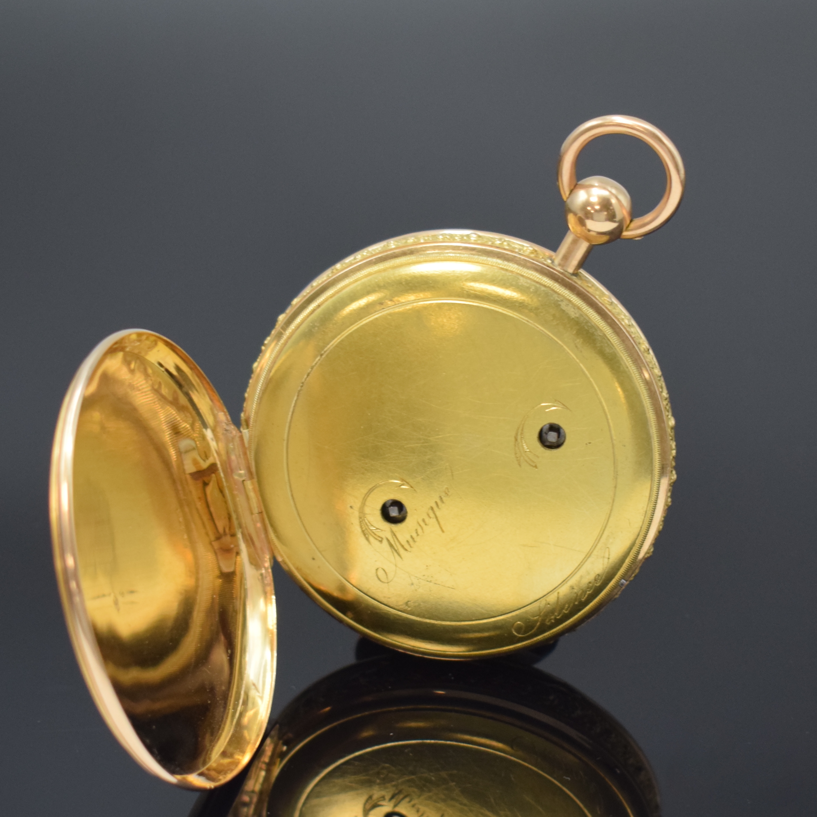 Detail c: Große offene Taschenuhr mit Musik und 1/4- Repetition in RoseG 750/000, Schweiz um 1820, Schlüsselaufzug, guill. Geh. m. floral verz. Rand, ...