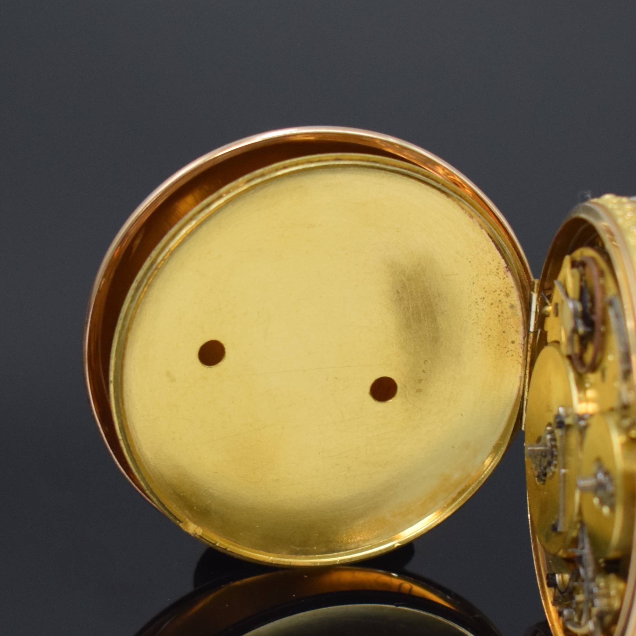 Detail d: Große offene Taschenuhr mit Musik und 1/4- Repetition in RoseG 750/000, Schweiz um 1820, Schlüsselaufzug, guill. Geh. m. floral verz. Rand, ...