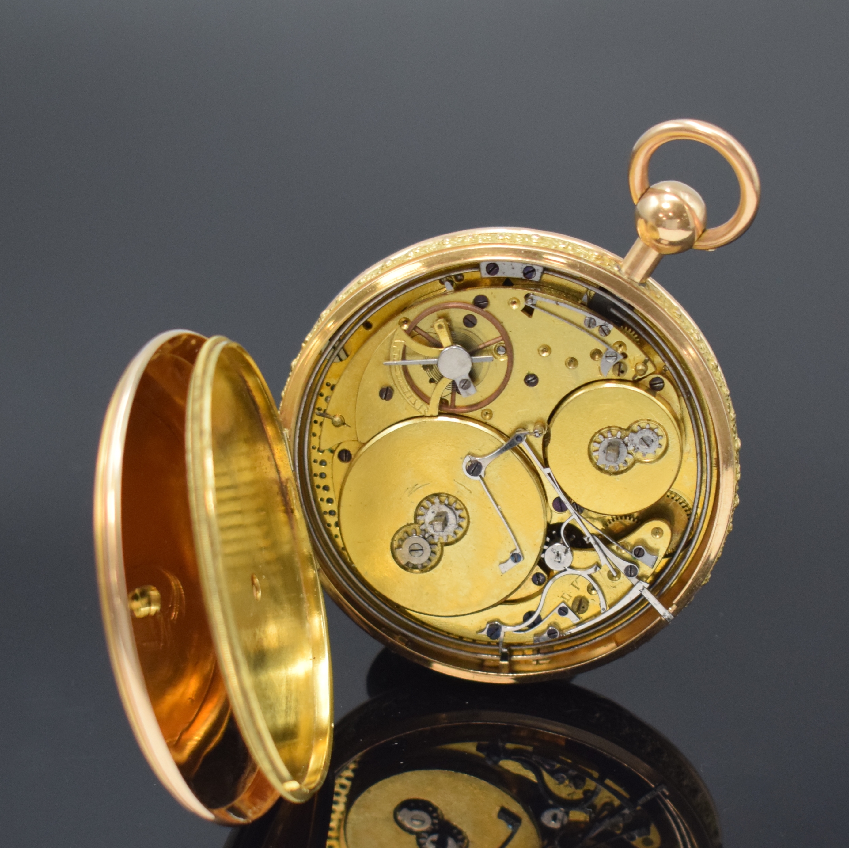 Detail e: Große offene Taschenuhr mit Musik und 1/4- Repetition in RoseG 750/000, Schweiz um 1820, Schlüsselaufzug, guill. Geh. m. floral verz. Rand, ...