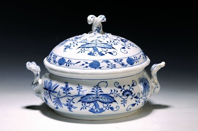 26755349a - 8 plates and soup tureen, onion pattern, Meissen, 1888-1924 or 20th century, 1st choice, porcelain, 6 deep plates, mirror with sword mark, pommel period, diameter 24 cm; Covered tureen, 20th century, traces of age